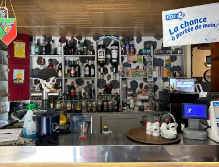 À vendre bar-restaurant avec activité Tabac et FDJ idéalement situé sur le chemin de Stevenson (GR70), au cœur d’un village dynamique de Haute-Loire, sur l’axe du Puy-en-Velay.​

Établissement de caractère, composé d’une salle de 54 couverts, complétée par une terrasse de 20 places, très apprécié d’une clientèle locale fidèle (particuliers, entreprises, collectivités) et d’une importante clientèle touristique de randonneurs et de passage.​

Affaire saine et bien tenue, aux normes (accessibilité PMR, hygiène, sécurité), avec contrôle régulier des équipements (hottes, extincteurs, électricité). Matériel entretenu et récent : chambre froide refaite en 2019, piano de cuisson acheté en 2024, plonge changée fin 2025, murs et sols refaits en 2024, permettant une reprise immédiate sans travaux majeurs.​

Surface de vente d’environ 170 m² avec réserve et laboratoire, offrant un outil de travail fonctionnel et adapté à l’accueil de groupes, de randonneurs et d’habitués. L’affaire est exploitée actuellement avec 1 dirigeant et 2 salariés permanents.​

Bon niveau d’activité avec chiffre d’affaires en progression sur les trois derniers exercices (détail sur demande), incluant les commissions tabac et FDJ. 

Prix de vente du fonds de commerce de 150.000 €.

Loyer attractif des murs de 850 € HT par mois.

Profil idéal : repreneur seul ou en couple souhaitant s’installer sur une affaire conviviale, avec potentiel de développement (animations, soirées à thème, élargissement des horaires et de la saison touristique, communication digitale).​

Cédant disposé à accompagner le repreneur pendant la reprise (transmission du savoir-faire, de la clientèle et des spécificités du tabac/FDJ).

Cette annonce est également publiée sur le site www.transentreprise.com ( https://www.transentreprise.com/offres/fiche/ARA263966H )