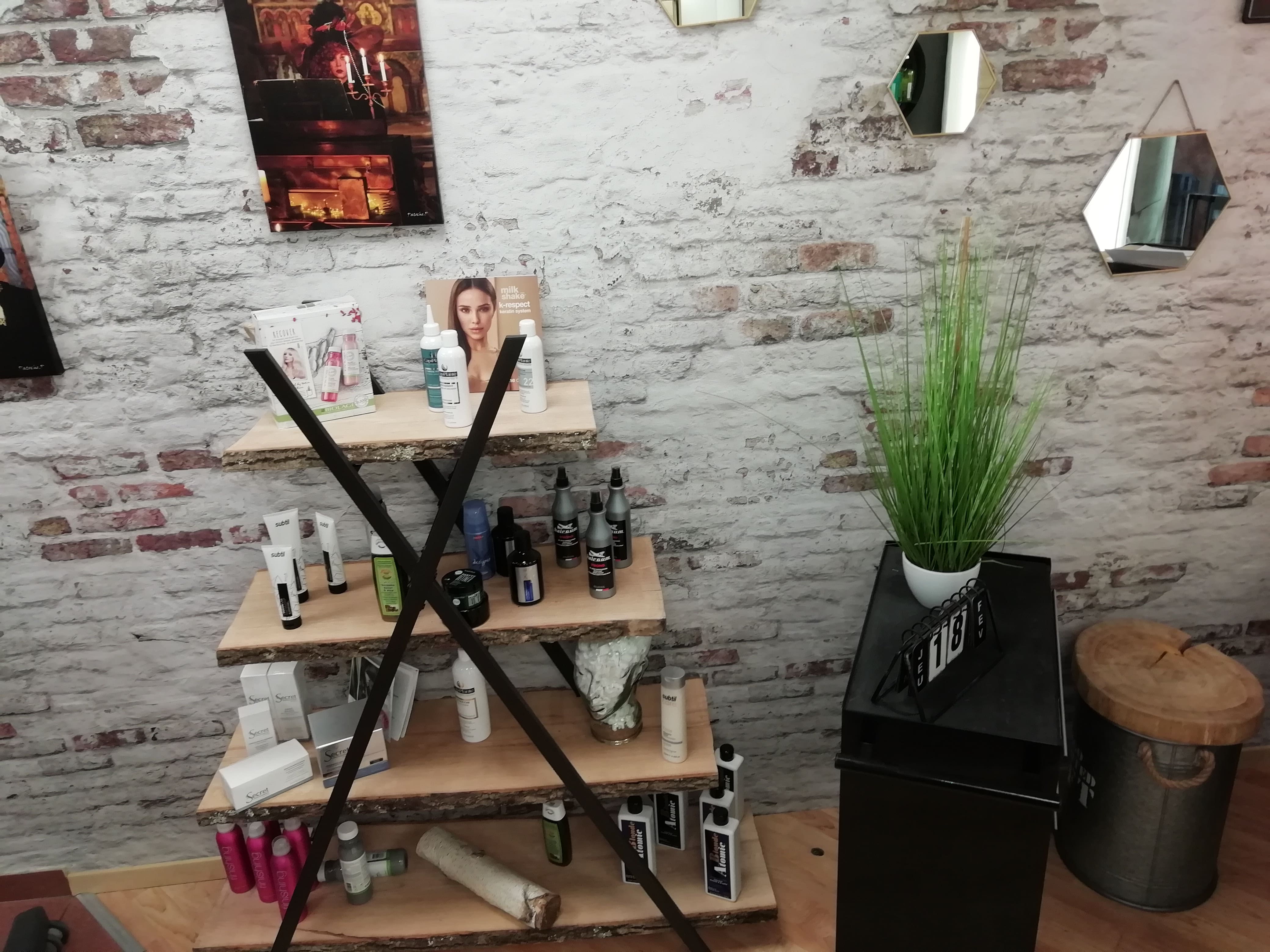 Cause retraite, très beau salon de coiffure mixte, refait à neuf, bon C.A., centre ville, avenue principale, ville à fort potentiel de développement, grand projet d’école gastronomique, une employée coloriste avec clientèle fidèle et sympathique. 62 m2 + cour/patio, petite réserve et cave, clim réversible, 3 bacs dont 2 avec massage, 5 postes de travail, éclairage tout led., logiciel de caisse 3CI avec fichier client et stock, norme NF 525, lave-linge, sèche-linge, séchoir Dyson, chaine hifi, wifi, vitrine refaite alu, dérogation PMR. Stock produit. Spécialité perruque : (adhèrent Charte INCa).
Possibilité d’accompagnement. Possibilité aussi vente murs d’un super appartement pour habitation ou location au-dessus, et voir éventuellement vente des murs salon dans un futur proche.
Loyer salon 450€/mois.
Estimation du fond par C. M. : 57/63000€. Prix vendeur : 49000€ à débattre.
Contact uniquement par téléphone : 06 78 37 18 16