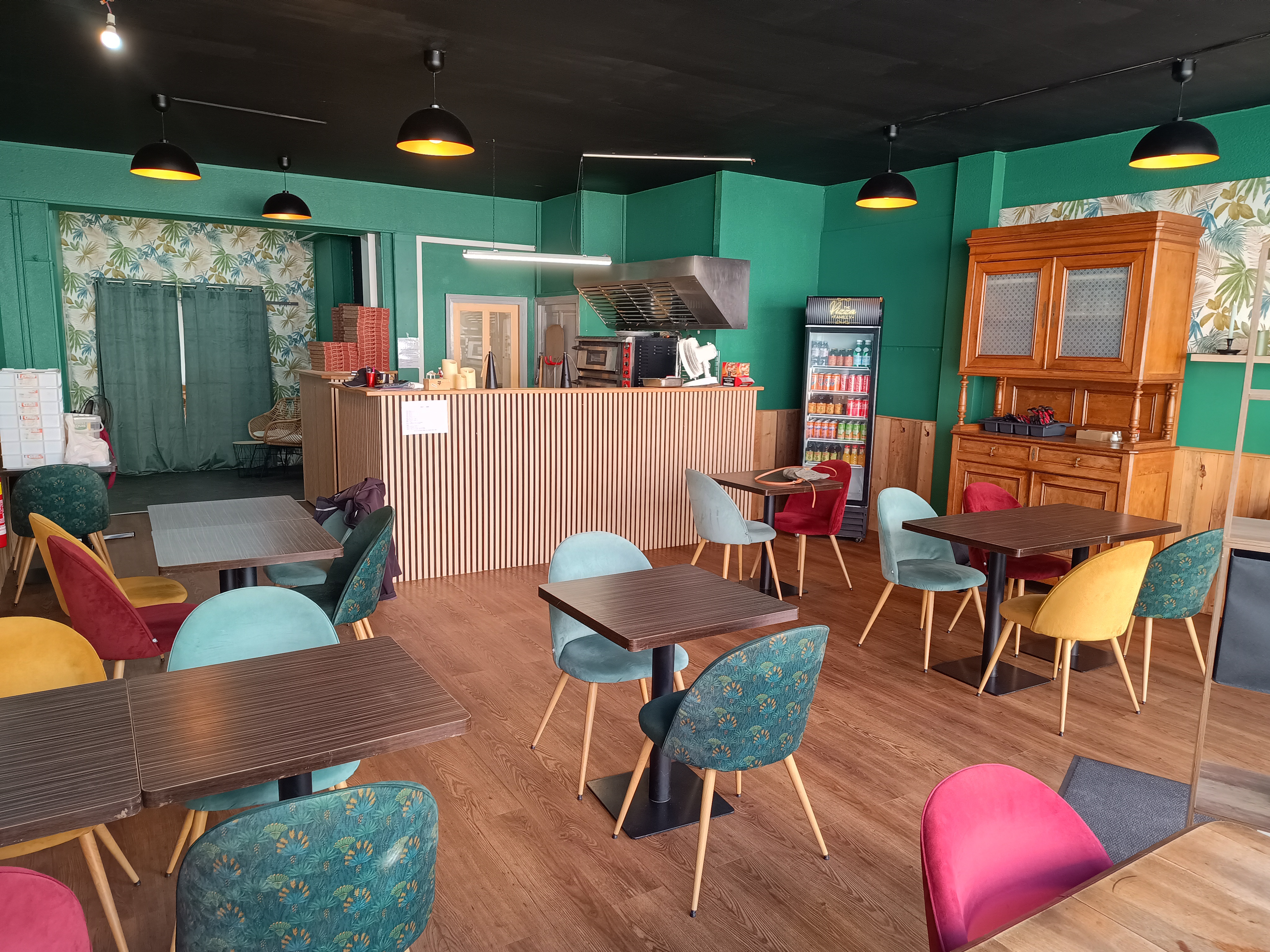 Une belle opportunité clé en main avec fort potentiel de développement

Située en plein cœur de Boussac, à deux pas d'un parking, cette pizzeria récemment créée dispose déjà d'une clientèle fidèle et d'un potentiel de croissance important.

Chiffres d'affaires en forte progression

2024 : 47 000 € de CA sur 9 mois d'activité (malgré un problème de santé du dirigeant dès l'ouverture)

2025 : 100 000 € de CA

Cette évolution témoigne de l'attractivité de l'établissement et de la qualité de sa clientèle.

Un établissement fonctionnel et évolutifLes locaux comprennent :

✅ Une salle de restauration de 23 couverts entièrement aménagée

✅ Une seconde salle pouvant accueillir 17 personnes (groupes, événements privés, réunions…)

✅ Une grande salle de 100 m² offrant de nombreuses possibilités d'aménagement et de développement d'activité

✅ Possibilité d'aménager une terrasse à l'arrière du bâtiment (sous réserve d'accord avec le propriétaire)

✅ Accès PMR / personnes à mobilité réduite

✅ Equipements quasi neuf, Travaux récents, Electricité remise aux normes en 2024

 

Une clientèle déjà constituée

Plus de 600 clients fidèles recensés

Excellente réputation locale

Activité bénéficiant d'un afflux touristique important de juin à septembre

Conditions locatives attractives

Loyer : 650 € HT/mois

Charges : 30 €/mois

Accompagnement du repreneur

Le dirigeant actuel est prêt à accompagner le repreneur lors de la prise en main de l'établissement afin de faciliter la continuité de l'activité et la fidélisation de la clientèle.

Motif de la vente

Suite à un problème de santé survenu peu après le lancement de l'activité, le gérant est contraint de cesser son exploitation. Cette cession n'est donc pas liée à la rentabilité ou au potentiel de l'entreprise.

Prix de vente du fonds de commerce? 35 000 €

Une opportunité rare pour un professionnel de la restauration ou un porteur de projet souhaitant reprendre une activité rentable, disposant encore de nombreuses perspectives de développement (terrasse, exploitation de la salle de 100 m², élargissement de la carte, accroissement de l'activité touristique...).

Dossier complet et informations complémentaires sur demande.

Les plus :

Accompagnement assuré par le cédant.

Affaire située en Zone FRR (France Ruralités Revitalisation) ouvrant à des exonérations fiscales et sociales.

Une commune très engagée pour l'accueil des nouveaux arrivants