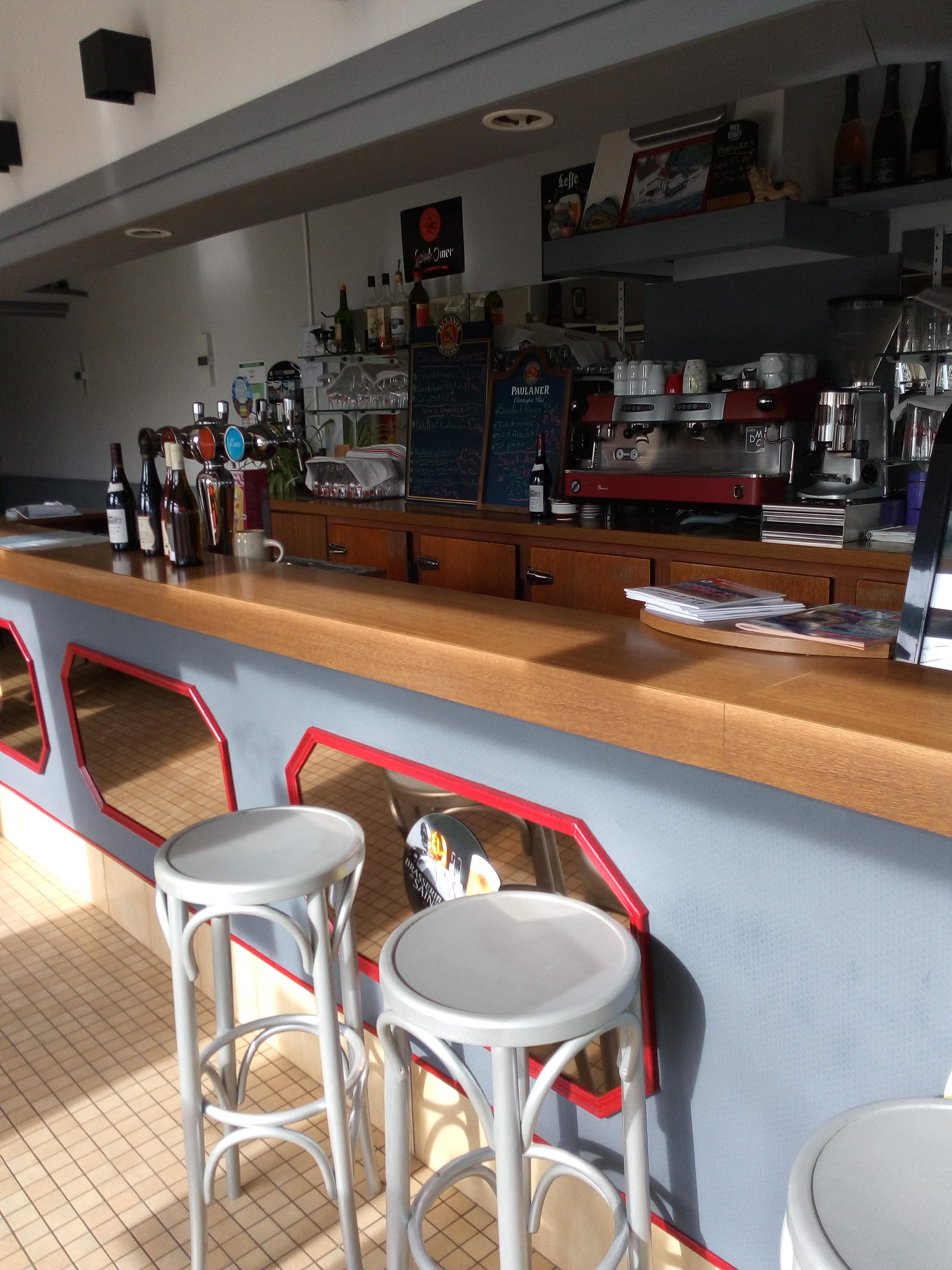 Vends fond de commerce Bar Restaurant , type restauration ouvrière, d'une capacité de 40 couverts à l'intèrieur et 20 couverts en terrasse.
Etablissement aux normes et en bon état. Ouvert du lundi au vendredi de 7h à 20 h. Fermeture le week-end. Idéal pour jeune couple souhaitant se lancer pour la première fois .