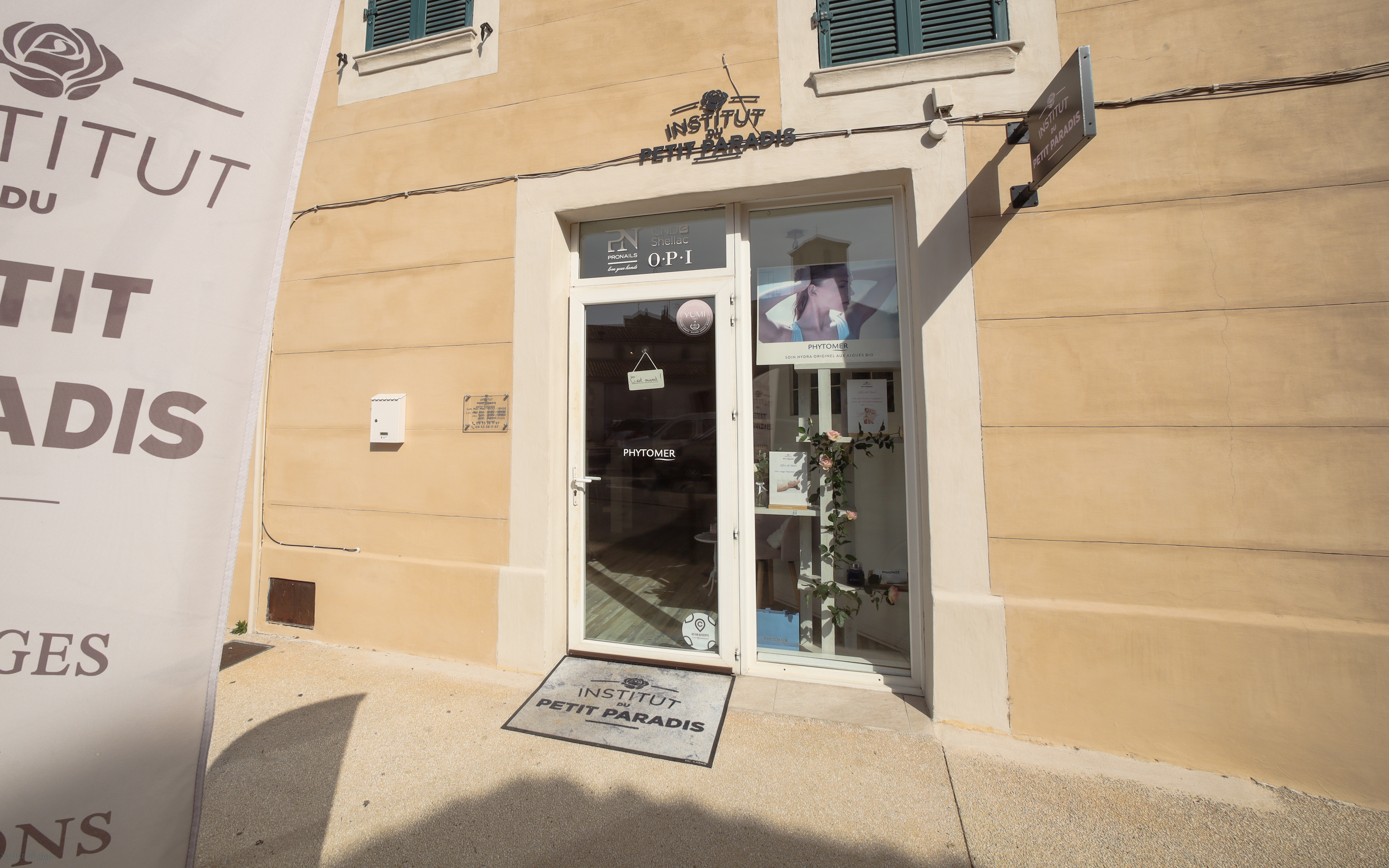 Institut de beauté dans le centre de Brignoles. 
Fond de commerce institut de beauté (massages, soins visages et corporels, onglerie, épilations.. etc)

Local rénové il y’a 3 ans, composé de 1 cabine classique et 1 cabine comprenant une douche et un lavabo. espace principal avec 2 pôles manucure et 1 pôle soin des pieds avec vasque pieds en pierre travertin, arrière boutique avec rangements, place pour machine à laver séchante et 1 WC.
Clim dans les 2 cabines et pièce principale.

L’institut est dans le centre proche de tout commerce. Rue très passante.
Parking juste en face. Vitrine et porte vitrée. Store banne casi neuf. Très lumineux. L’institut est vendu avec tout ce qui se trouve à l’intérieur,(matériel et mobilier, produits et stocks). Tout est neuf d’il y a 3 ans ou moins. Aucun travaux à prévoir. Prêt à travailler.

Création de l’Institut en 2021, chiffre d’affaire en haute croissance tous les ans.
Fichier clients de + de 1500 personnes, bien réputé noté 5 étoiles sur Planity et Google. Clientèle fidèle à l’année et saisonnière l’été, où l’institut augmente considérablement son chiffre d’affaire. 

Je vends dans le but d’exercer une autre activité.

Bail à céder, loyer mensuel de 580€ TTC.
Prix du fond de commerce 55 000€.