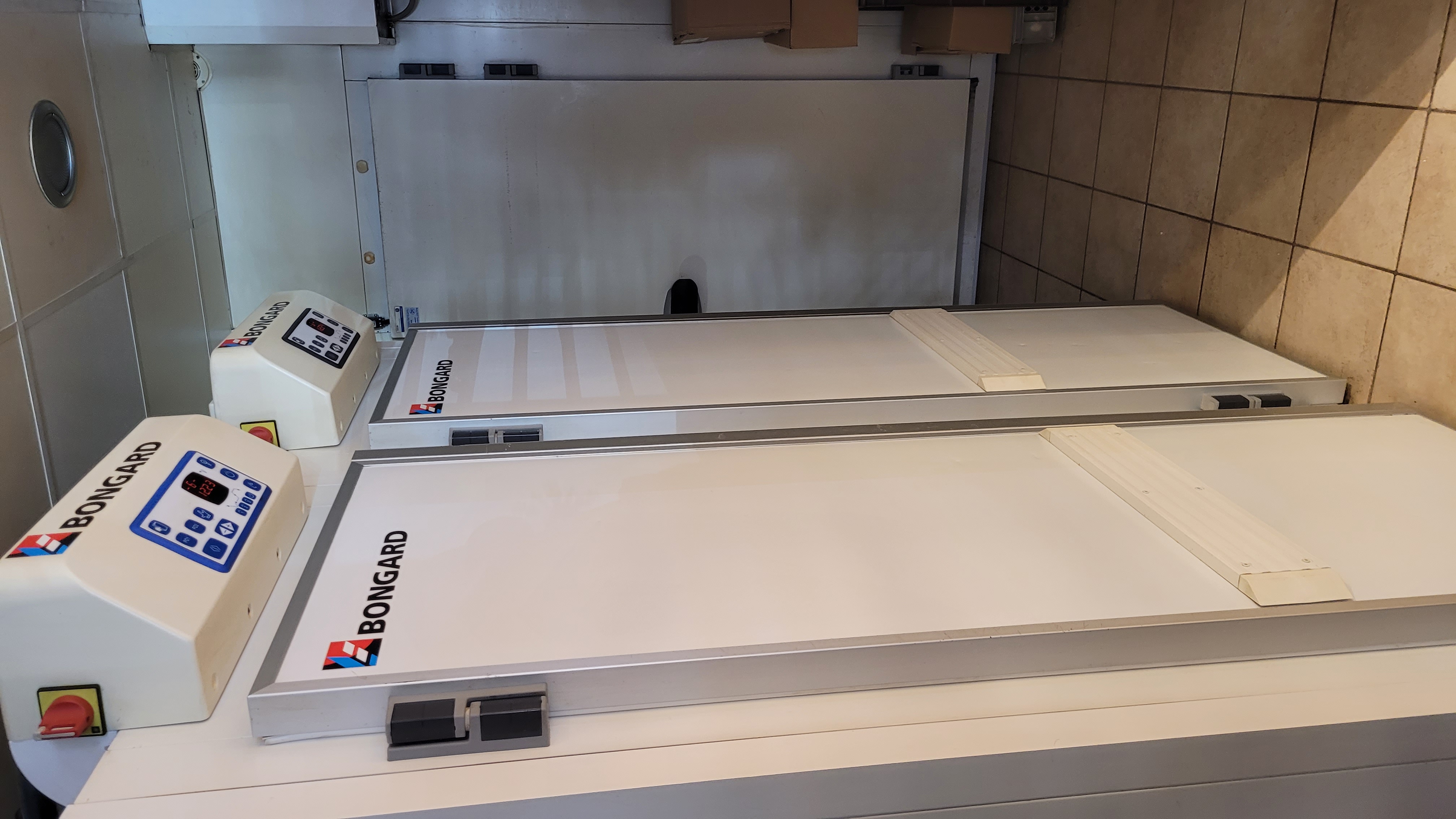 Point chaud - Terminal de cuisson

Superbe petite affaire, au cœur des portes du soleil, dans la station des Gets. Idéal pour un couple, accompagné d'une vendeuse lors de la saison d'hiver. Ce terminal de cuisson bénéficie d’un emplacement exceptionnel en face de la place du marché, avec un fort passage touristique.

L’affaire se compose :
🔹 D’un espace de vente de 20 m²
🔹 D’un laboratoire de 40 m²
🔹 D'une grande terrasse extérieure
L’ensemble est en parfait état, aucun travaux n’est à prévoir. Le matériel nécessaire à l’exploitation est complet, bien entretenu et conforme aux normes de sécurité et de travail.

La clientèle est fidèle, avec une forte présence étrangère grâce à l’attractivité de la station, très fréquentée tout au long de la saison.

📄 Bail commercial 3.6.9
💰 Loyer : 1 600 € TTC / mois
💵 Prix de vente du fonds : 190 000 €

Une belle opportunité pour entreprendre dans un cadre privilégié et touristique !

Pour toute information merci de prendre contact par téléphone.