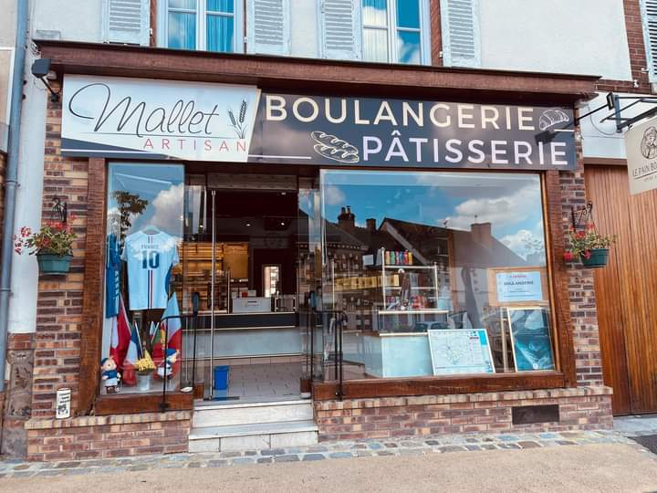 Pour cause retraite, vend boulangerie , patisserie
Situé entre le val de Loire et la Sologne dans un village 960 habitants, tous commerces ( boucher, tabac presse, épicerie, pharmacie ,coiffeur, bar restaurant etc)ainsi que médecin ,infirmières, école.
Base de loisirs à 6 km,  nombreux gîtes et résidences secondaires , chasse, pêche
Matériel et locaux en bon état, four changé en 2021
2 jours de congés + le dimanche après midi
Beaucoup de passage avec un parking devant la boulangerie
Logement au dessus avec 3 chambres et courette privative
Possibilité de location ou achat des murs
PRIX 70000  euros   CA 130000 euros