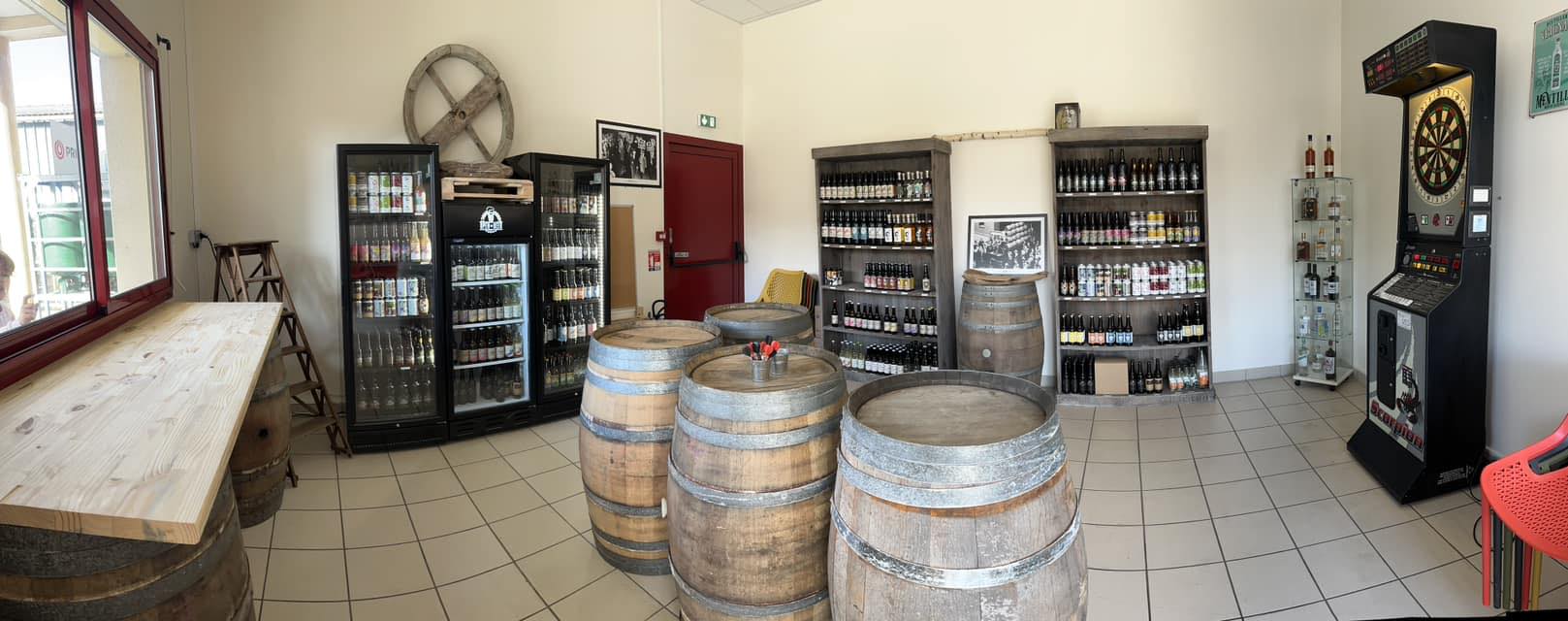 BAR RESTAURANT, AVEC LICENCE 4, DEBIT DE TABAC ET FRANÇAISE DES JEUX, situé sur la commune de Champ sur Layon, au cœur d’une commune dynamique d'environ 1000 habitants. La commune est située au cœur des Coteaux du Layon, cela confère au bar/restaurant une position stratégique et une grande visibilité du monde agricole et artisanal.
Une boulangerie, un salon de coiffure, et un garage sont aussi implanté autour.
Situé au cœur de la commune, cet établissement est une opportunité en l'absence de concurrence. Il est un pôle essentiel de la commune, par le développement d’autres services et la création d’animations. 
Ideal pour un couple, un logement est mis à votre disposition à l’étage
Au rez-de-chaussée, vous aurez à votre disposition une salle pouvant accueillir jusqu’à 50 couverts donnant sur une très belle terrasse pouvant acceuillir + 50 couverts en été. 
La cuisine est installée et aux normes. Une grande réserve est attenante à la structure.
A l’étage, le logement (inclus dans le bail) se compose de 3 chambres, d’une salle de bain, une pièce de vie et cuisine séparée aménagée et équipée avec arrière cuisine. Le tout avec balcon. 
Vous disposerez de 80 m2 d’habitation et de 235 m2 pour le commerce.
La volonté de la commune est que cet établissement soit en place très rapidement. La restauration et le bar étant des activités importantes pour ce projet, nous valorisons les expériences en restauration. Nous recherchons avant tout des personnalités garantissant la convivialité du lieu, capables de coconstruire les services de proximité répondant aux besoins identifiés en lien avec la commune, en adhésion avec ses valeurs. Des qualités de gérant, de commerçant ainsi qu’une réelle volonté d’entreprendre sont clés pour ce poste. Le loyer est de 8776,20€ annuel, hors droits, taxes et charges (bail commercial licence 4+ Tabac +FDJ +logement).
Le cout du bail,  9 ans (du 01/10/2023 au 30/09/2032) chez le notaire sera aussi à votre charge (environ 400€).

Profil recherché :

.Vous souhaitez vous engager en faveur de la ruralité
.Vous justifiez d’une expérience significative dans le secteur de la restauration et maitrisez les techniques culinaires essentielles, ainsi que les normes d’hygiène et de sécurité
.Une carte simple en favorisant le « fait maison »
. Vous êtes disponible et prêt à vous engager dans une démarche entrepreneuriale afin que le projet prenne corps au sein du village
. Vous avez des bases solides en gestion et faites preuve de rigueur et d’organisation
.Vous êtes fédérateur et maîtrisez les outils de communication
.Vous êtes motivé, sérieux, adaptable, proactif
.Vous savez gérer des situations difficiles en gardant votre sang-froid
. Vous remplissez les conditions liées à l’octroi d’une licence de débit de boissons (licence IV), du débit de tabac et de la française des jeux.