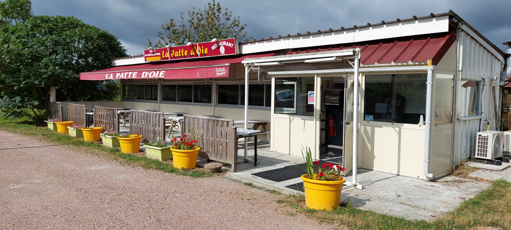 Sur axe très passant ( 6500 véhicules jour).
Cède bar restaurant avec licence IV, cause santé.
Affaire connue, 6 services semaine, 20 à 25 couvert par jour à 20 euros de ticket moyen.
Surface de 148m2 avec parking privé.
Matériels et agencement en très bon état, sans frais à prévoir.
Établissement aux normes sanitaire, WC en PMR. 
Clientèle fidèle (groupes, passage, habitués ouvriers comtés des fêtes).
Tenu seul. Idéal pour couple.
Développement assuré, possibilité d'agrandissement.