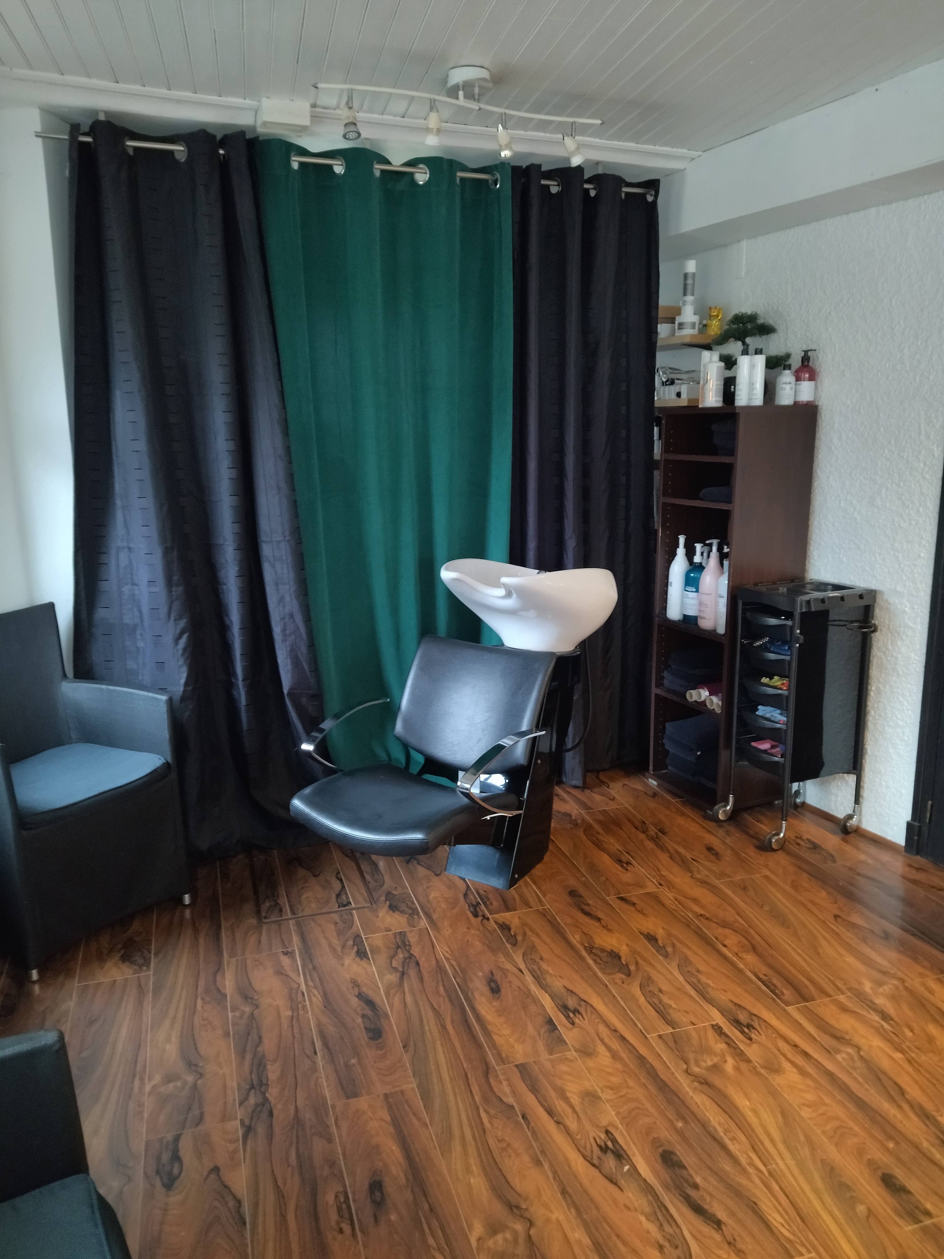 A vendre salon de coiffure mixte, 
Loyer 400€ charges comprises, situé dans la rue principale du village de Salers.
entreprise créée en 2011, ce salon très lumineux, facile d'accès, dispose de tout l'équipement nécessaire pour exercer l'activité.
Prix du fond 20000€