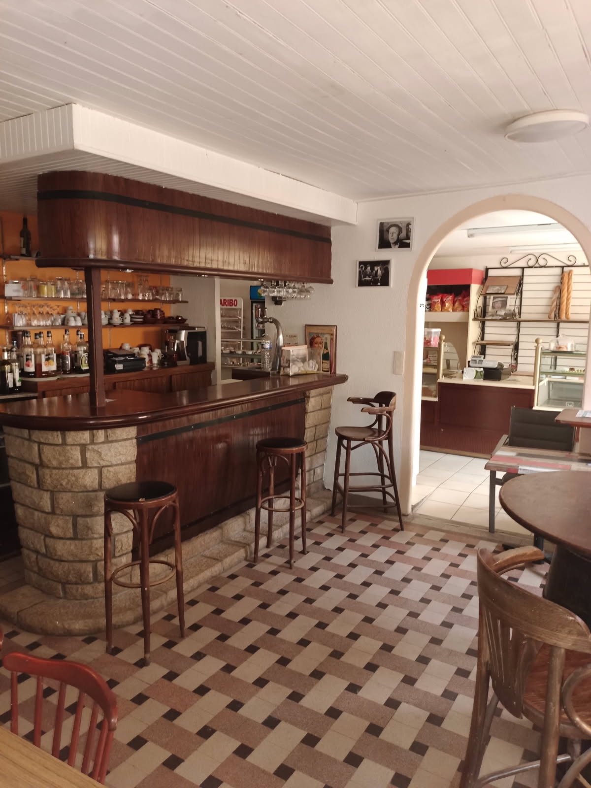 Bonjour, belle opportunité pour ceux qui cherchent à investir dans un commerce ou à s'installer dans un lieu polyvalent. La présence d'une boulangerie, d'un bar, d'une épicerie, ainsi que d'une cuisine au rez-de-chaussée offre un espace pratique et fonctionnel. De plus, les 4 chambres ( avec  un escalier entre le bar et la cuisine ) et l'appartement à l'étage (séparer du reste grâce à un escalier extérieur ) permettent d'en faire un lieu de vie confortable ou d'accueillir du personnel. Si vous souhaitez plus d'informations ou des conseils pour l'achat et du prix, n'hésitez pas à me demander. Je suis là pour vous aider avec plaisir.
Merci, très bonne journée,