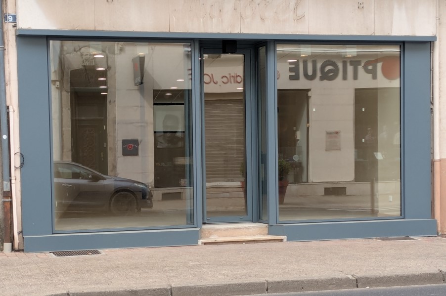 A louer à Langogne sur l’avenue principale de la ville un très beau local entièrement rénové. 
Local de 80 m² comprenant des sanitaires PMR, une devanture neuve, chauffage poêle à granulé.
Murs en location : 750€/mois