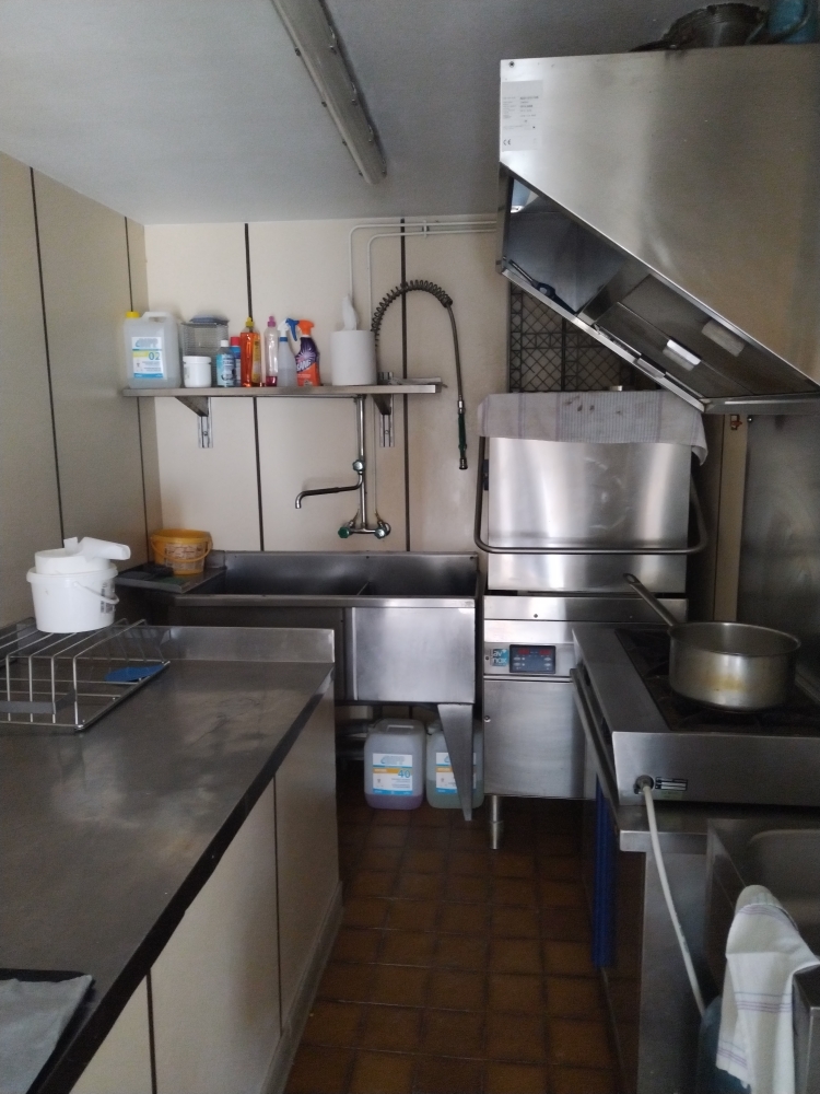 Boulangerie a vendre pour cause de départ en retraite   
Vous rêvez de reprendre une boulangerie conviviale, avec une clientèle fidèle et un réel potentiel de développement, seul boulangerie au village mais autre commerce boucherie , épicerie, tabac presse , pharmacie, coiffeur , bar ,restaurant ect
Emplacement au centre du village sur la place du marché parking et passage régulier sur la D948(2000 véhicules /jour)
Clientèle locale , touristique et très fidèle (900 habitants/petits villages alentours sans commerces
Tourisme important vers l'étang du puits, la Méridienne à Vélo d'ici 2 ans
 Matériel fonctionnel four Bongard de 2021
Possibilité d'élargir les horaires d'ouverture