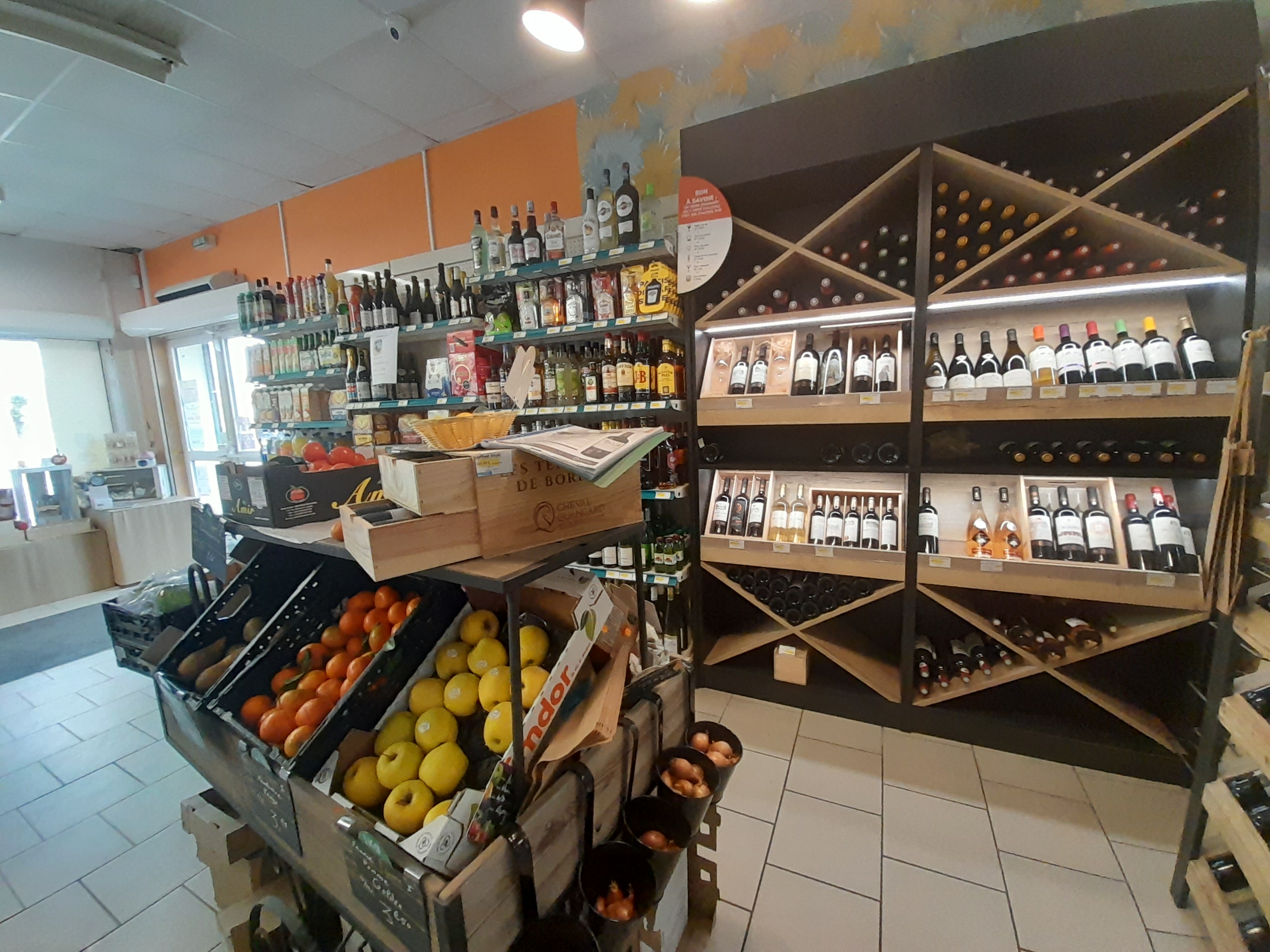 Description du projet:
Ce commerce multiservice de 220m² se situe à l'Est de Surgères dans une commune rurale.. Il est accessible sur un axe très passant de la Rochelle à Surgères.
Il propose une épicerie (CA : 320K€), un tabac/FDJ (commissions : 72K€) et un bar (CA : 30K€) avec les services de Relais colis, La Poste, point Vert, compte Nickel, Dépôt de Gaz, Rôtisserie, vente d'huîtres, dépôt de pain, presse.
Matériel :
- Système encaissement : neuf
- Vidéosurveillance + Alarme : neuf
- Lave verre : : 4/5ans
- Meubles froids : 4/5ans
- Concept Tabac + Carotte : neuf
- Cave à vin : neuve
- Rôtissoire : neuve
- Bar
- Climatisation
- Diffuseur de brouillard (Magasin et réserve)
Possibilité de mettre une terrasse extérieure.
Bail mairie + entretien extérieur mairie.
Aucune concurrence n'est présente à proximité.
Un parking de 15 places est présent autour du magasin.
Cette affaire est idéal pour deux personnes.
Location des murs : 500€ par mois, bail mairie

Horaires :
Lundi : 7h -12h30
Mardi : Fermé
Mercredi : 7h - 19H30
Jeudi : 7h - 19H30
Vendredi : 7h - 19H30
Samedi : 7h - 19H30
Dimanche : 7h30 - 12H30

Rejoignez l'aventure de la proximité et de l'indépendance.
Pour plus d'informations sur le bien et nos opportunités, merci de nous contacter.

REF : 269064