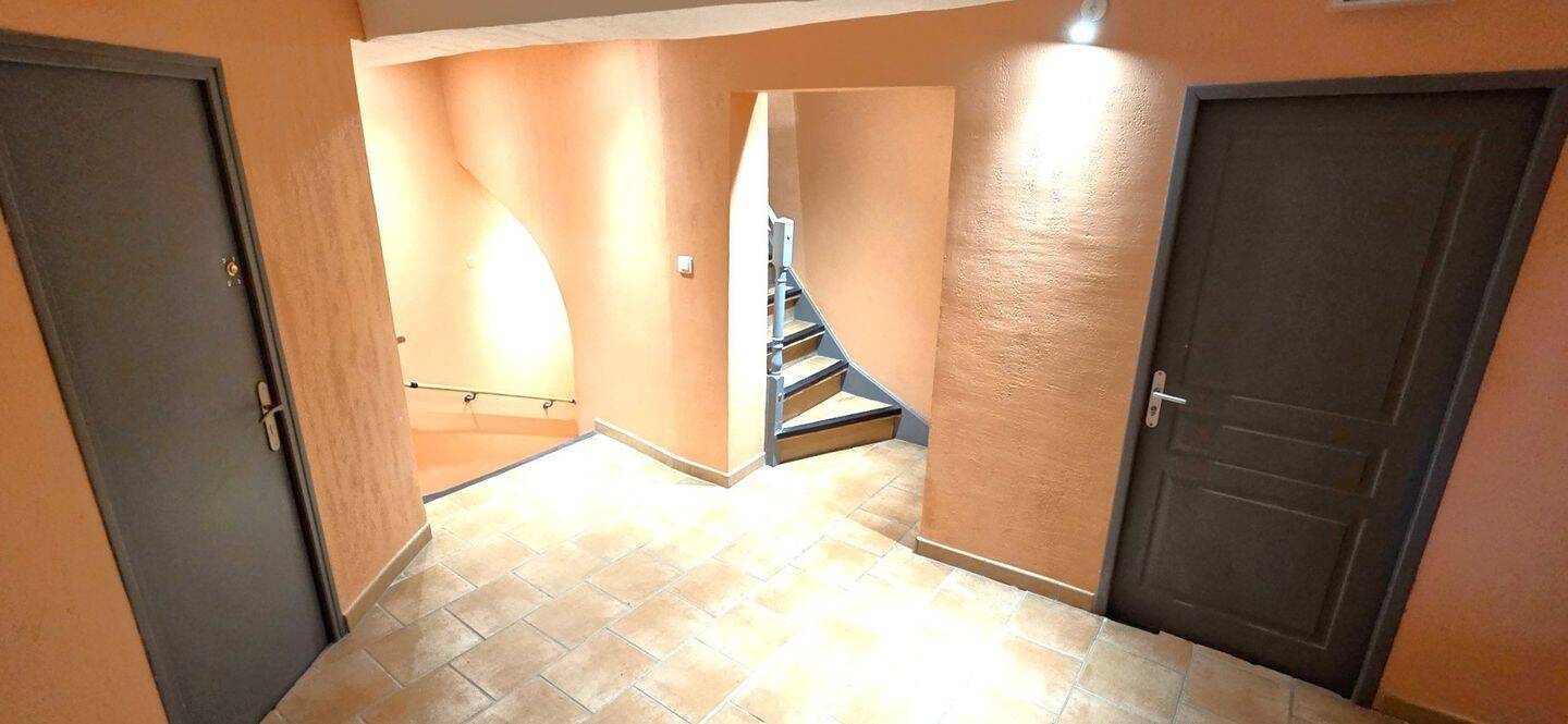 Superbe immeuble entièrement rénové composé de 11 lots loués. Un restaurant avec terrasse, un bar avec terrasse, 9 appartements dont 3 studios, 3 T2 et 3 T3. Grand hall d'entrée, local buanderie, local chaudière, atelier, caves.
Cet immeuble allie le charme de l'ancien avec la modernité et le tout en excellent état et parfaitement entretenu. Très bon investissement sécurisé avec bon rapport locatif. La totalité des lots est loués. Ne manquez pas cette belle opportunité.