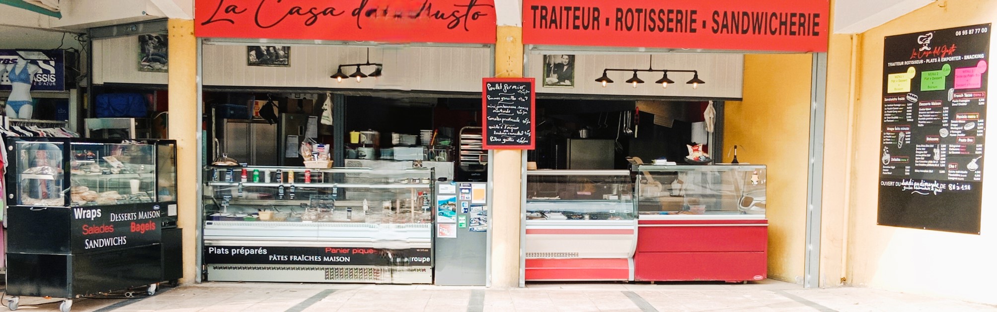 EMPLACEMENT N°1 (face au tabac presse) pour ce Traiteur-Repas de groupe-Sandwicherie-Snacking-Rôtisserie
TRAITEUR avec espace de vente direct sur trottoir avec 11 mètres de devanture à Bormes les mimosas à 100m de la plage, ouvert physiquement 7 mois de l’année (avril à octobre).
Cède le fonds de commerce pour cause de retraite avec Laboratoire de fabrication aux normes remis à neuf ouvert sur lieu de vente avec matériel de qualité (Rational).
Vendu avec l’intégralité des recettes et savoirs faire de l’exploitant. Ce lieu peut être modifiable pour se spécialiser uniquement dans le snacking, rôtisserie ou pizza à emporter.