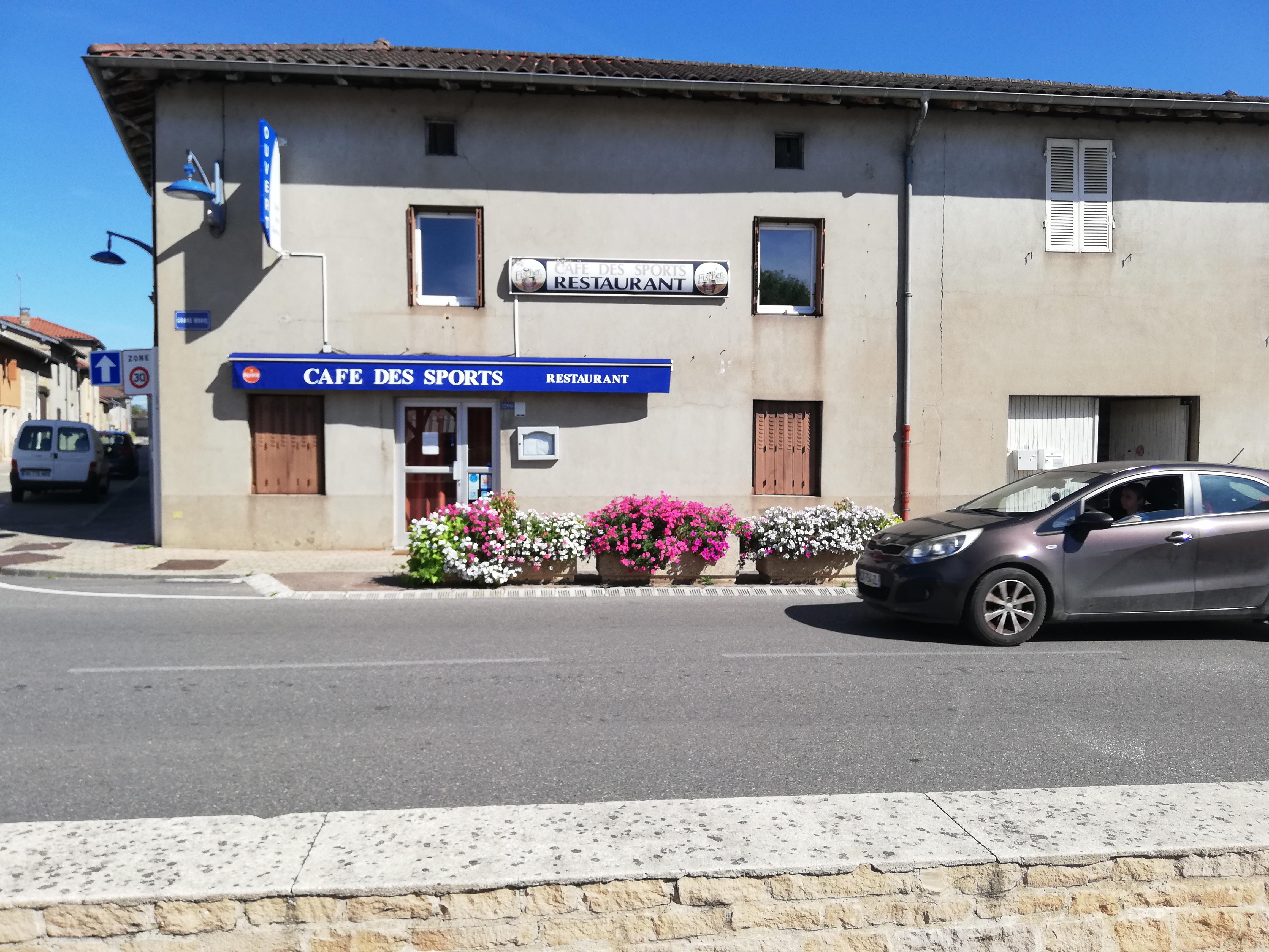 Cause départ en retraite vend bar restaurant ouvrier 50 couverts /jour.
250000 €chiffre affaire
Bonne rentabilité
1 salle restaurant 90 places
1 salle restaurant 20 places
1 terrasse 25 places
1 salle de bar
1 cuisine
1 cellier avec frigos
1 cave
Convient à un couple
Libre début 2026
A 15 mn au nord de Mâcon
Entrée autoroute A40 a 5mn