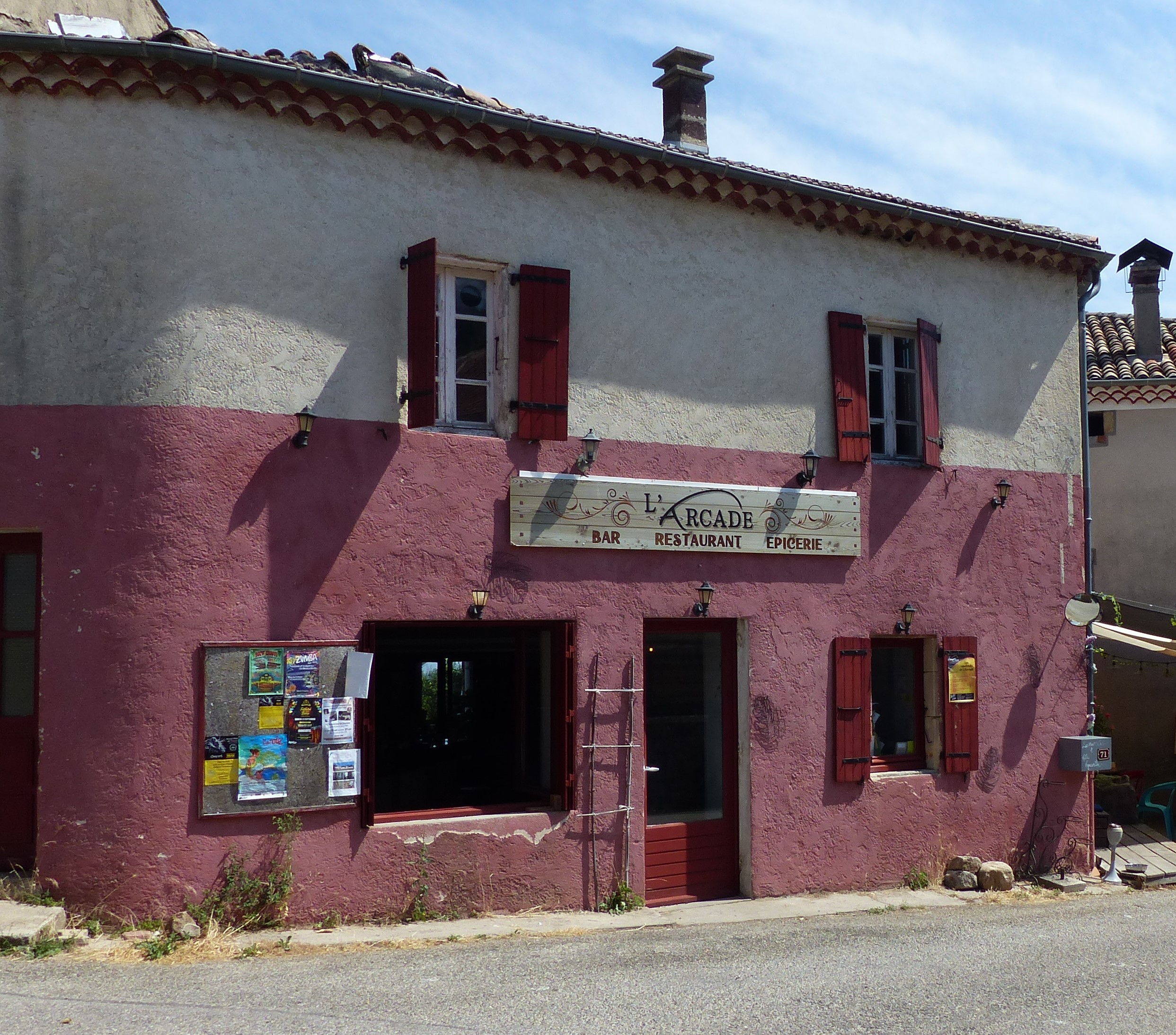 C'est un lieu idéal pour une envie de venir s'installer à la campagne. St Michel de Chabrillanoux est un très beau village situé sur la corniche de l'Eyrieux. La Dolce via, voix verte élue plus belle voix douce d'Europe est située à 10mn en voiture. Il y a de nombreux chemins de randonnées qui passent ou partent du village. Le village accueille aussi deux grands festivals "la Chabriole" musique actuelle et "Cabrioles" festival jeune public élu "festival phare en Ardèche". De plus les villageois se sont mobilisés autour du bar en créant une association porteuse d'évènements (conférence, concerts, soirée jeux...). Les villageois sont solidaires et accueillants. La mairie est un fervent soutien du bar/resto. Il y a une jolie école. Un camping avec piscine. De nombreux coins de baignades. Un sentier d'arts en paysage est au départ de la terrasse.
Si nous vendons ce lieu c'est que nous même sommes habitantes du village et que malheureusement l'ancien propriétaire était très souvent absent.  Les habitants trouvaient régulièrement porte close. Cependant, après avoir bien redressé le chiffre d'affaire et donner un caractère "lieu de vie", il nous semble raisonnable de revendre ce commerce à des gens qui souhaiteraient venir vivre à la campagne et trouver une terre d'accueil.
Nous travaillons avec les producteurs locaux qui sont nombreux. Cela donne un caractère propre à nos propositions culinaires. Ce bar peut obtenir le label "Bistrot de Pays" (rencontre et mis en relation avec cette association fortement favorable à l'obtention de notre lieu)