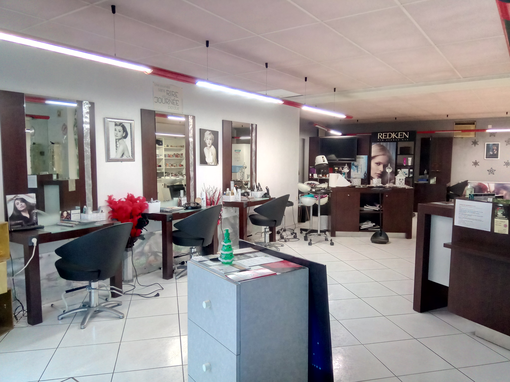 Vend fonds de commerce: salon de coiffure mixte.

Découvrez ce salon de 80m² env. de surface de vente auquel s’ajoute 30m² de réserve incluant sanitaires et local technique. 

Possible développement d'activités secondaires comme barbier, esthétique, onglerie, livraison colis, etc

.Bon emplacement commercial: tous commerces à proximité et parkings.
.Salon opérationnel et entretenu: 3 places bac et 5 places coiffages.
.Libre de tous contrats de travail. 
.Propriétaire flexible sur les modalités 
.Aucuns frais supplémentaires pour le Preneur: aucuns frais d’agence, aucuns honoraires, ni de frais de copropriété ni de frais de rédaction de bail.
.Motif cession: autres activités professionnelles en parallèle.
.Loyer: 850€ mensuel. Bail neuf 3, 6, 9 ans.

.Idéal pour deux associés coiffeurs.

.Prix de vente: faire offre.
Pas sérieux, s’abstenir. 

Je reste à votre disposition par messagerie, puis par téléphone.
