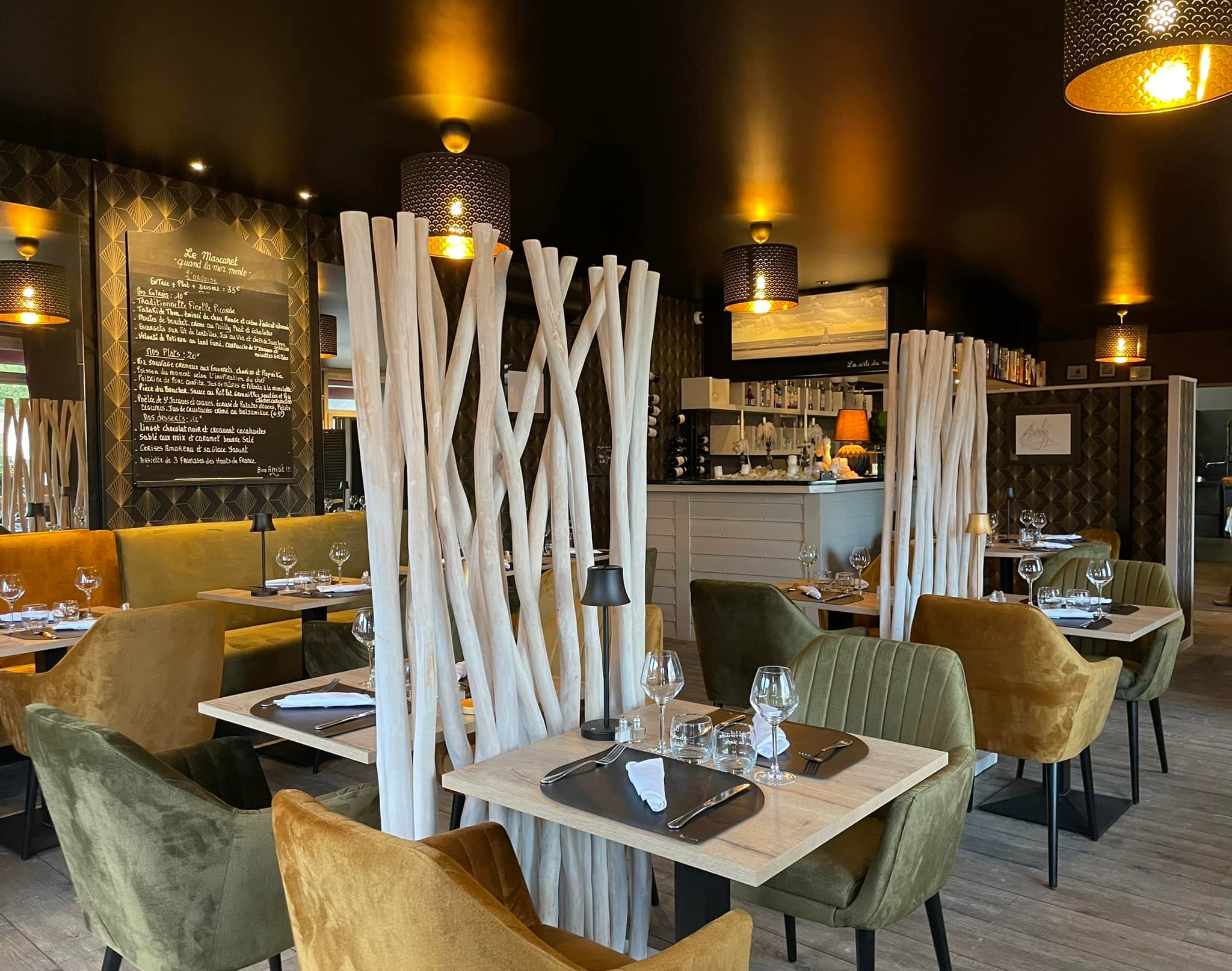 A VENDRE fonds de commerce à LE CROTOY en Baie de Somme.
Restaurant "Le Mascaret" à proximité immédiate de la plage et du centre ville ayant une forte notoriété et un très bon taux de remplissage. Actuellement, le restaurant dispose de cinquante couverts et d'une terrasse offrant 14 couverts supplémentaires. L'établissement est en parfait état. Vous pourrez développer l'activité : l'étage, d'une surface d'environ 120m² , n'est pas exploité pour le moment, Loyer de 1100 euros. Licence 4. Belle opportunité !