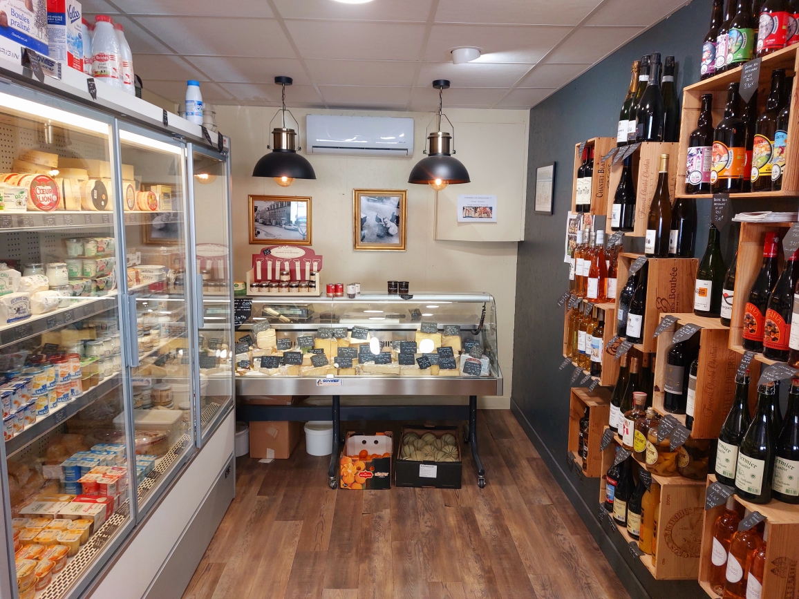 Fonds de commerce à reprendre – Primeur, épicerie fine, crèmerie

Situé sur une route départementale passante, ce fonds de commerce à l’activité mixte (primeur, épicerie fine, crèmerie) est à reprendre. Fort de plus de 40 ans d’existence, ce commerce a su fidéliser une clientèle locale et bénéficie d’une excellente notoriété au cœur d’un bourg dynamique et commerçant.

Avec un chiffre d’affaires de 200 000 € réalisé sur 30 m² de surface de vente, le magasin affiche une rentabilité avérée. L’étage est actuellement utilisé comme réserve. L’ensemble est prêt à l’emploi, dans un état propre : une affaire "clé en main" avec encore du potentiel de développement.

Un parking à proximité immédiate, avec des places type 15 minutes, facilite l’accès pour la clientèle. L’environnement commercial alentour est propice à l’activité et garantit un flux régulier de clients.

Possibilité d’acquérir les murs : devenez votre propre locataire et sécurisez votre investissement (nous consulter pour les modalités).

Ce commerce est idéal pour un(e) entrepreneur(euse) dynamique souhaitant s’installer ou se réorienter dans le commerce de proximité.