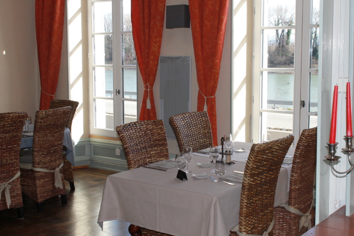 BOURG AINT ANDEOL 
CESSION HOTEL - RESTAURANT + LOGEMENT
Sud Ardèche (limite Ardèche/Drôme),
proche :autoroute, RN 7, Gorges de l'Ardèche et Grotte Chauvet.
Emplacement 1er ordre, le long de la via rhona (entrainant une forte clientèle de cyclotouristes) idéalement situé pour soirée étape, et les touristes sont au cœur de beaucoup d'activités (tourisme vert, ferme aux crocodiles,etc, etc ...)
Cession hôtel restaurant, sis dans une magnifique bâtisse du XVème siècle d'une superficie de 1.400m²
Hôtel :15 N° 2 étoiles
Restaurant : 2 salles de restaurant de 40 couverts
Logement de fonction d'environ 100 m²
Local Vélos
Proche nombreux parkings