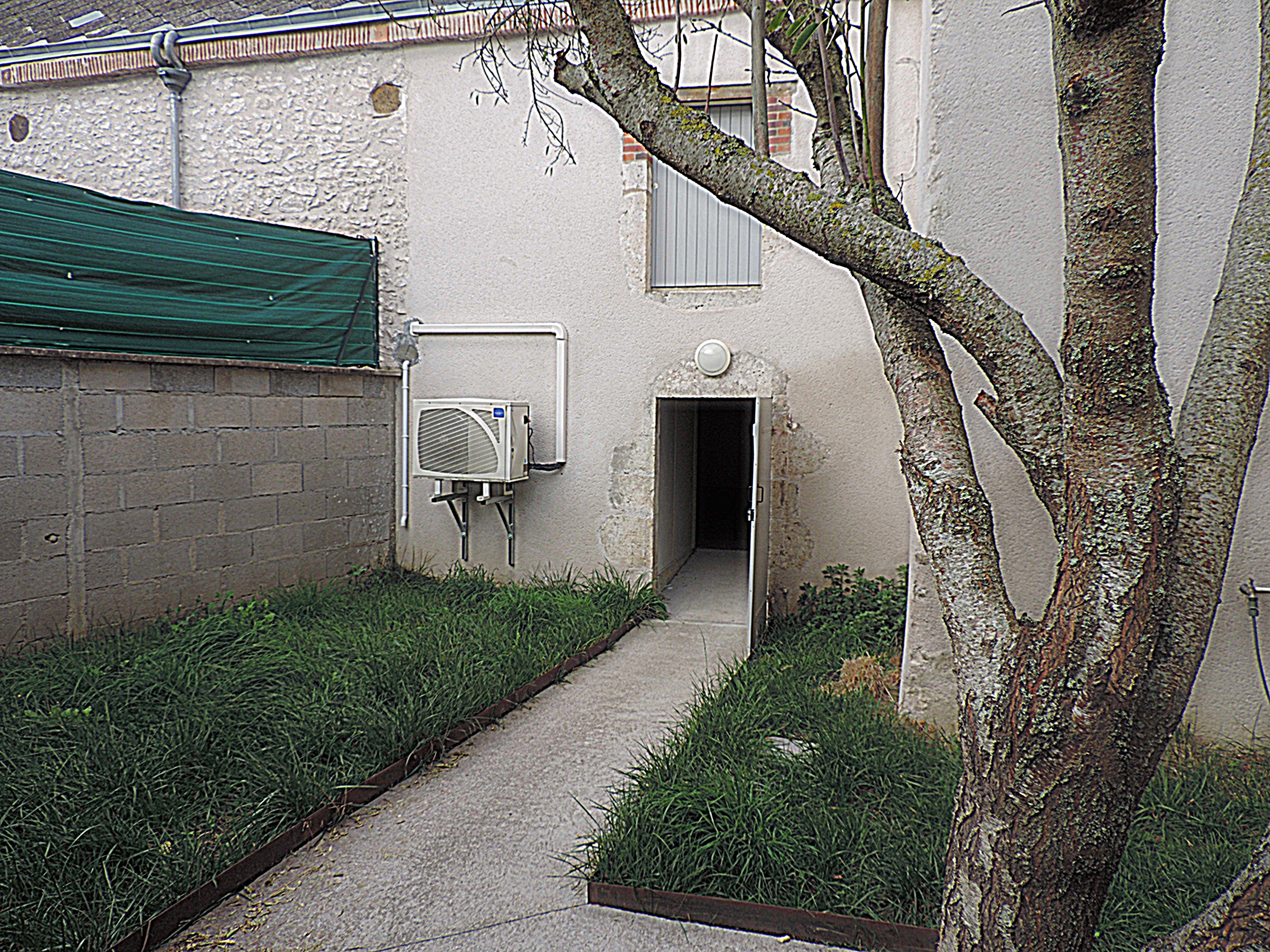 Fond de commerce épicerie alimentation a SUEVRES  loir et cher(41)
Village de 1600 habitants situé sur un axe passant entre Blois et Mer
avec parking devant .    Bon potentiel a développer.
Espace boutique de 51m²,bureau sanitaire, avec reserve et courette

AU DESSUS
Logement  type 3de51m²avec entrée par la boutique.
Bail commercial3/6/9 jusqu'au 30/9/31
la boutique et le logement ont été refait et aucun travaux a prévoir.
Loyer
 boutique 670€
appartement 270€
charges 95€