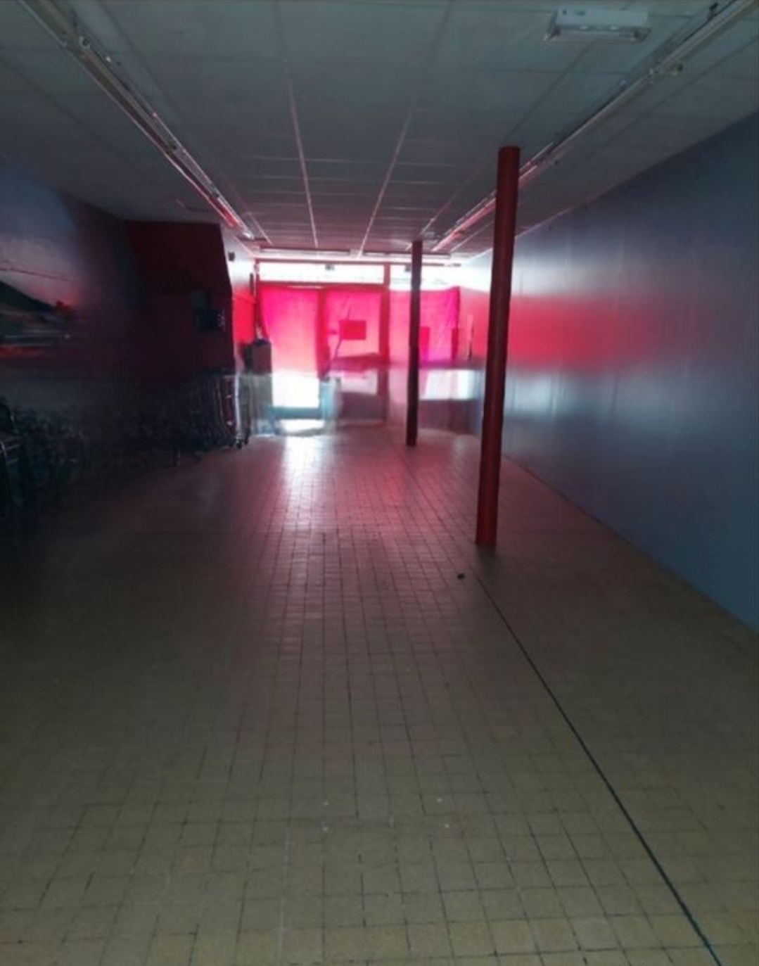 Idéalement situé au cœur du village Caractéristiques du local:

-Surface: 70 m2, parfait pour une boutique, un

bureau ou toute autre activité commerciale.

- Emplacement: Centre du village, dans un secteur très fréquenté.

-Stationnement: Un grand parking se trouve juste devant le local, offrant un accès facile pour vos clients.

Ce local est idéal pour toute personne cherchant à s'établir dans une zone commerciale active et bien desservie.

Loyer: 550 euro