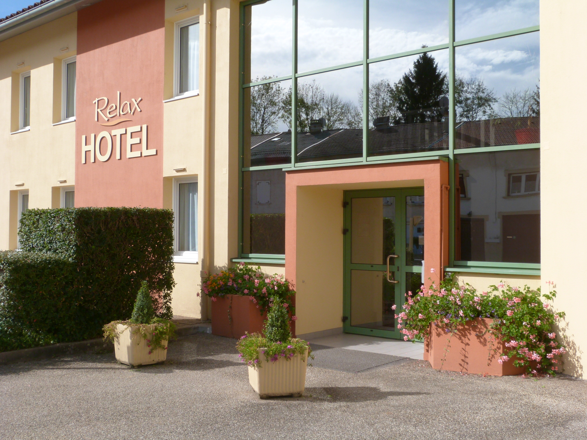 Vente fond de commerce et murs
Hotel 35 chambres équipées, fonctionne toute l 'année, proche de l'autoroute.
clientélé fidèle depuis des années.
possibilité de faire restaurant, il y a une cuisine qui fonctionne pour les petits déjeuners.
il y a un bar avec licence 4 .
proche des stations de ski donc complet tous les ans en avance pour les départs au ski.
complet pour le tour de france chaque fois que c'est dans la région.
avec les jeux olympiques en 2030 ça sera un bon investissement.