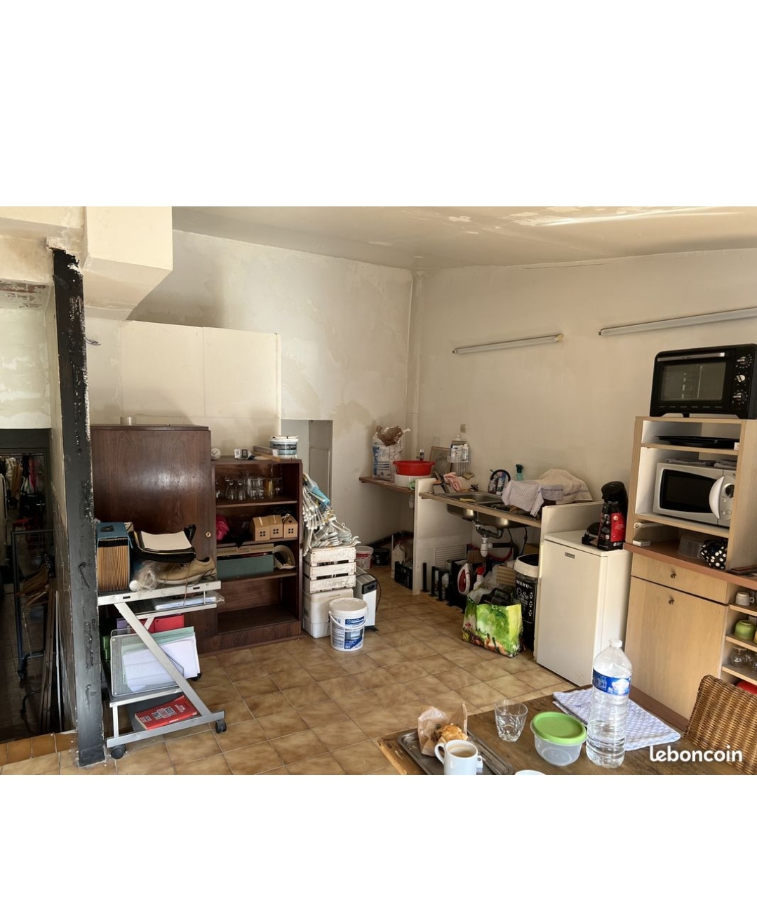 🔴STOP AFFAIRE🔴
Situé au pied des thermes sur un axe principal de la ville thermale d' Amelie les bains, ouvert 11 mois de l année.
Charmant local commercial se composant:
-d une boutique de 30.70m2
-d une arrière boutique de 19.10 m2
-d un coin studio de 28.69 m2 avec séjour/salon, cuisine, salle de bain à terminer et WC indépendant 
- une cave de 62.43 m2 idéal pour stocker 

Au total plus de 142 m2 pour créer une activité ou bien un investissement locatif dans la rue principal.