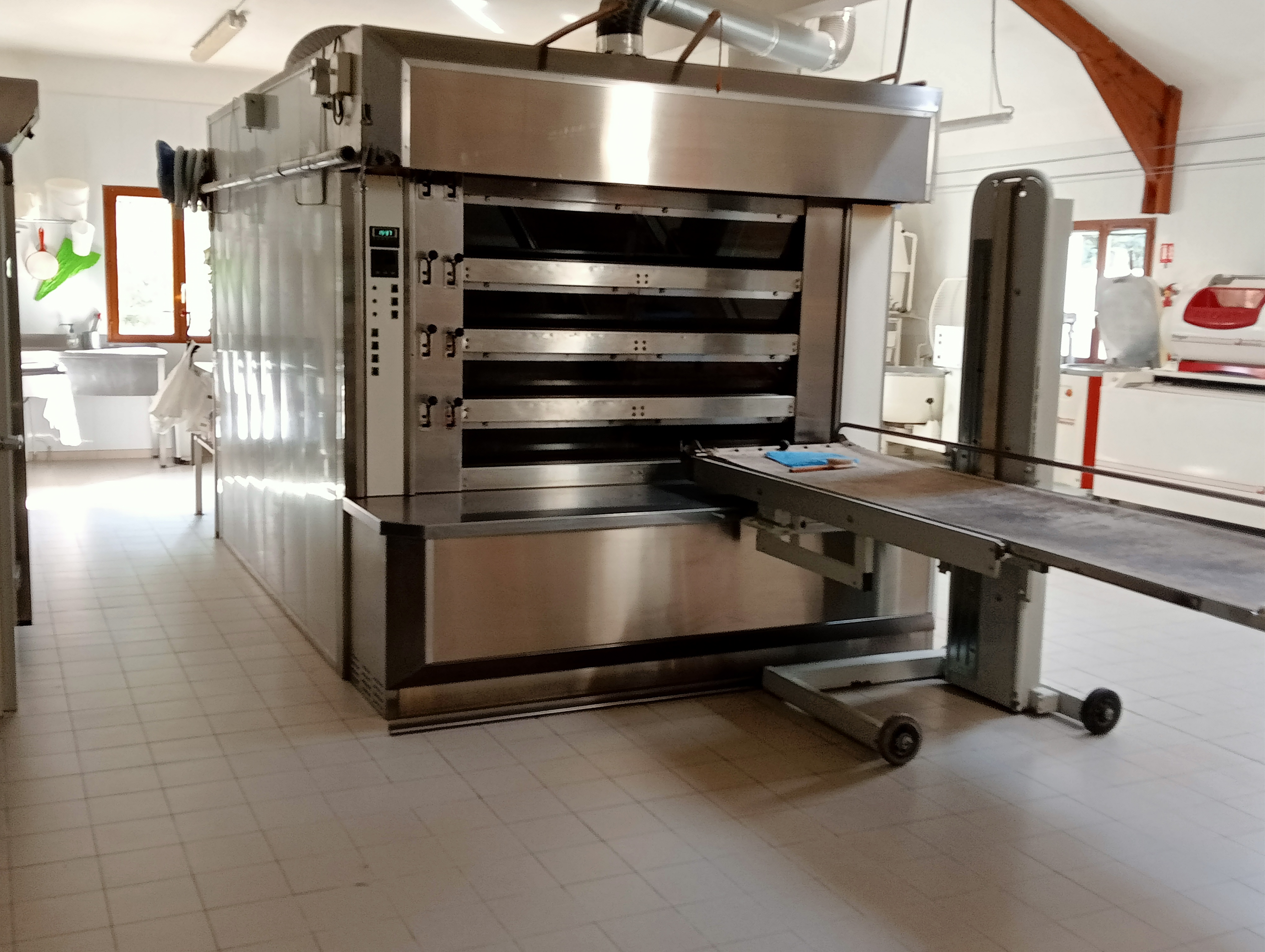 🎯 Boulangerie "les rêves d'Honoré"🥖🥐 - murs et fonds à la vente - Arleuf (58)
235 000 € (135 000 les murs et 100 000 € le fonds) au coeur du Parc Naturel Régional du Morvan et proximité de Bibracte, musée et site archéologique

 😁 Idéalement située au cœur du village (650 habitants), Maison d'habitation avec fonds de commerce. 135 m² - 5 pièces - 3 chambres. Espace paysager.
Nombreuses résidences secondaires. 

➡️ Garage en sous-sol. Le tout sur un terrain d'environ 2717 m² arboré avec un abri de jardin.
Une boutique de vente, un fournil tout équipé et très bien entretenu, une réserve et un coin vestiaire avec douche et sanitaires. Place de parking bitumée pour voitures et poids lourds. 
Chauffage individuel fuel.

Vendeur : M et Mme REBOLLAR, boulanger.