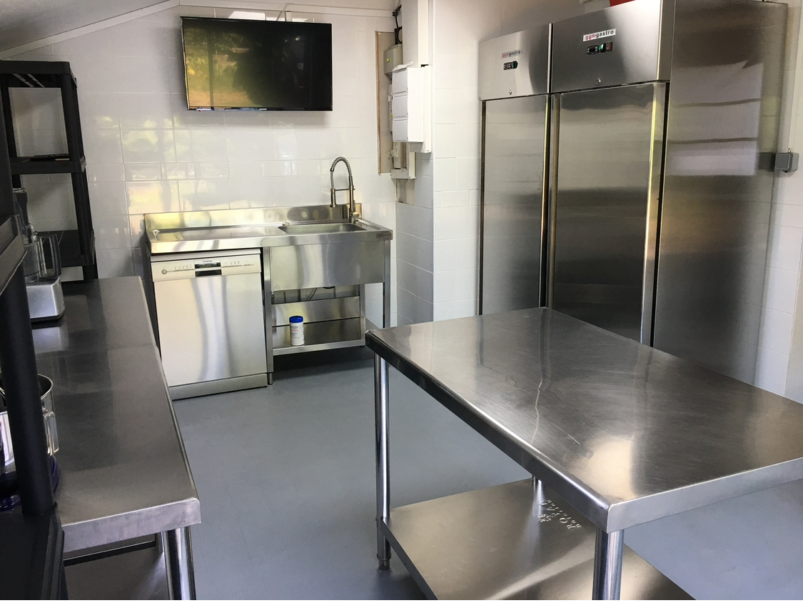 A VENDRE * CAUSE RETRAITE
Dans une très jolie Bastide du 12 siècle, village très dynamique de la Dordogne.
Fond de commerce Traiteur Végétarien Ambulant sur les marchés et événements, diurnes et nocturnes.
Affaire très saine depuis 10ans dans le 24, avec une très belle clientèle et fidèle.
A vendre avec :
- Remorque réfrigérée pour la vente, de 6x4m déployée
- Avec emplacement sur marchés
- Différents matériels, photos, sans le local.
- Tables inox
- Hotte aspirante pro
- Frigo et congélateur pro
- Différents petits matériels et ustensiles 

Pour personne aimant la cuisine, motivée et ambitieuse, pas sérieux s'abstenir.
