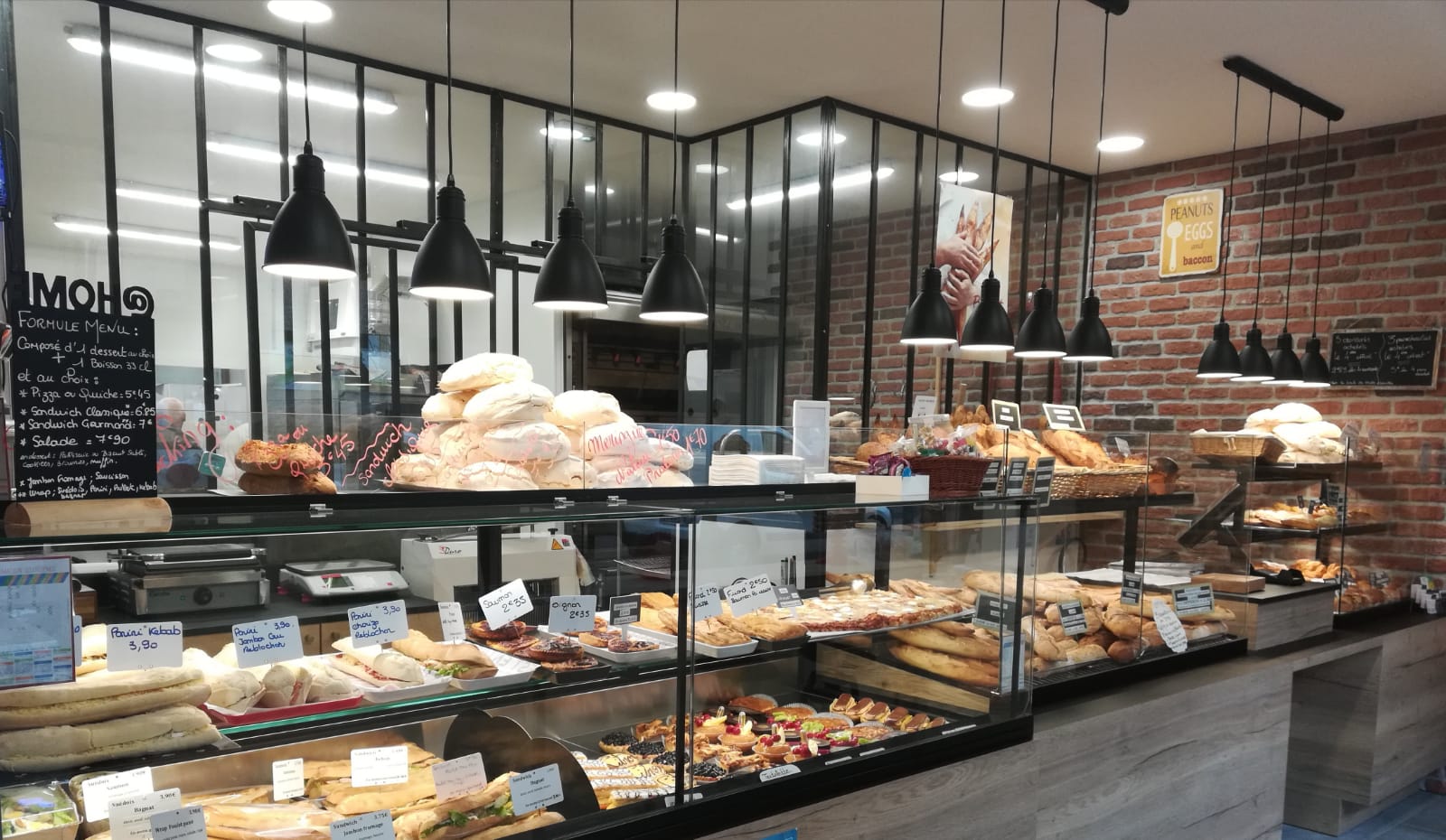 Boulangerie pâtisserie a vendre dans un centre village de environ 3500 habitants, village en plein développement, situé entre Lyon et Grenoble.