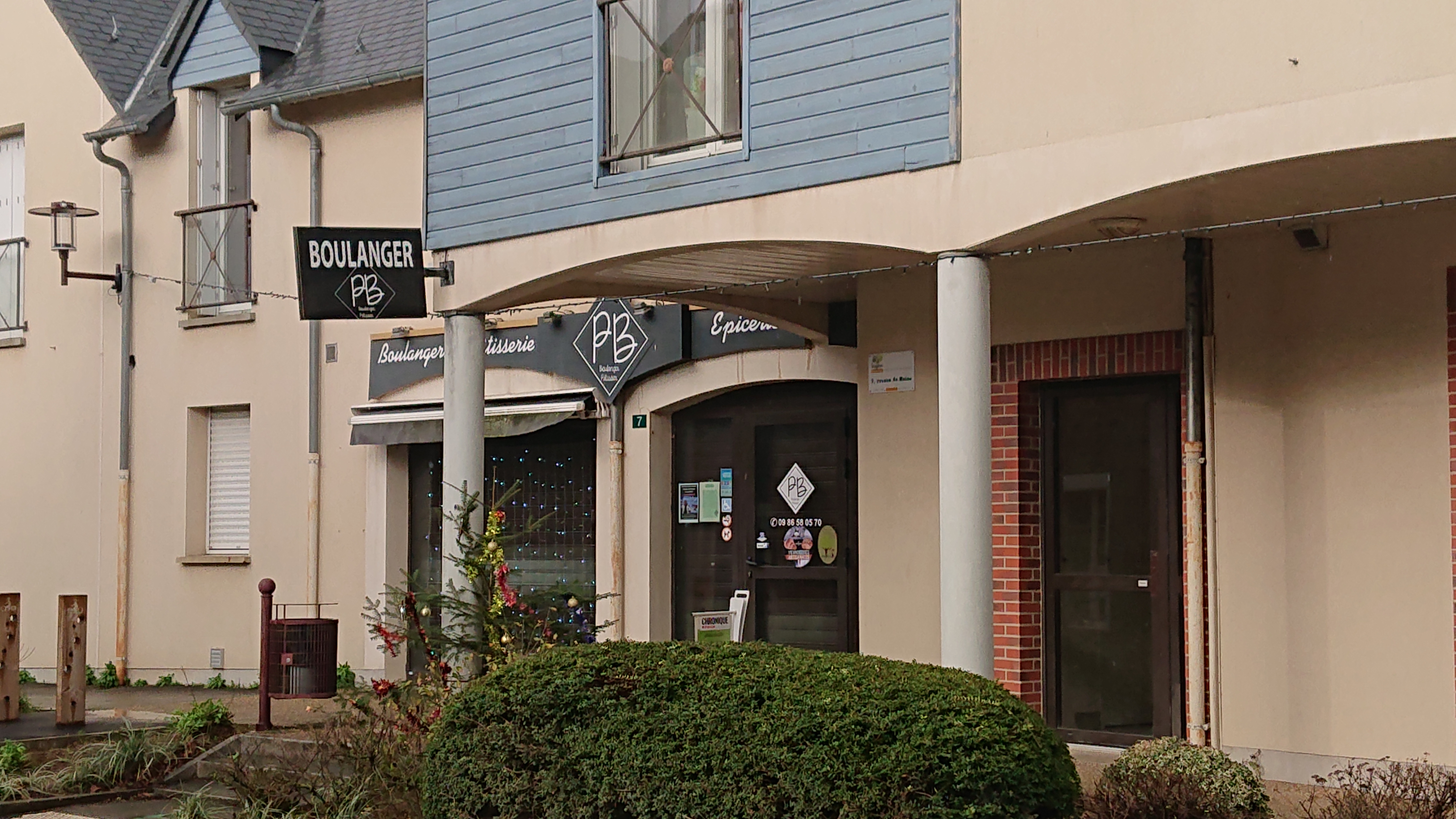L'activité à reprendre est une Boulangerie-Épicerie.
Le bâtiment a été réalisé en 2005 par la commune pour accueillir une boulangerie pâtisserie.
Un four à pain alimenté par le gaz de ville appartient à la commune ainsi qu'un four ventilé.
Le bâtiment se décompose d'un espace boulangerie, un espace pâtisserie, deux espaces de stockage, un espace toilette douche vestiaires, une pièce de repos cuisine, un espace de vente (comprenant l'épicerie),