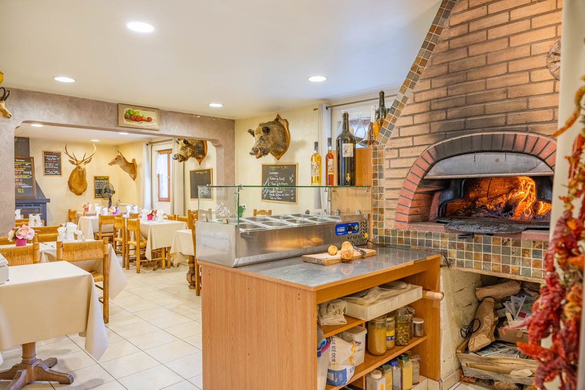 Cède fonds de commerce d’un restaurant avec une épicerie, idéalement situé au centre du village de Roubion, à proximité immédiate du Parc National du Mercantour, dans un environnement naturel et touristique privilégié.

- Restaurant proposant une cuisine niçoise traditionnelle
- Produits locaux, frais et de saison
- Certaines cuissons réalisées au feu de bois
- Corner épicerie : produits frais, produits du terroir
- Dépôt de pain et pâtisserie maison

Périodes d’ouverture : De mai à octobre : ouvert tous les jours midi et soir (soir sur réservation). De fin décembre à fin mai : Midi du jeudi au dimanche (soir sur réservation)

Les points forts :
- Établissement labellisé Bistrot de Pays et Esprit Parc National
- Terrasse 60 places et 35 couverts à l'intérieur
- Clientèle locale et touristique. L'établissement se trouve sur un itinéraire motard
- Logement attenant en R+1 :Type T3, idéal pour exploitant

Loyer global (restaurant + logement) : 900 € HT / mois