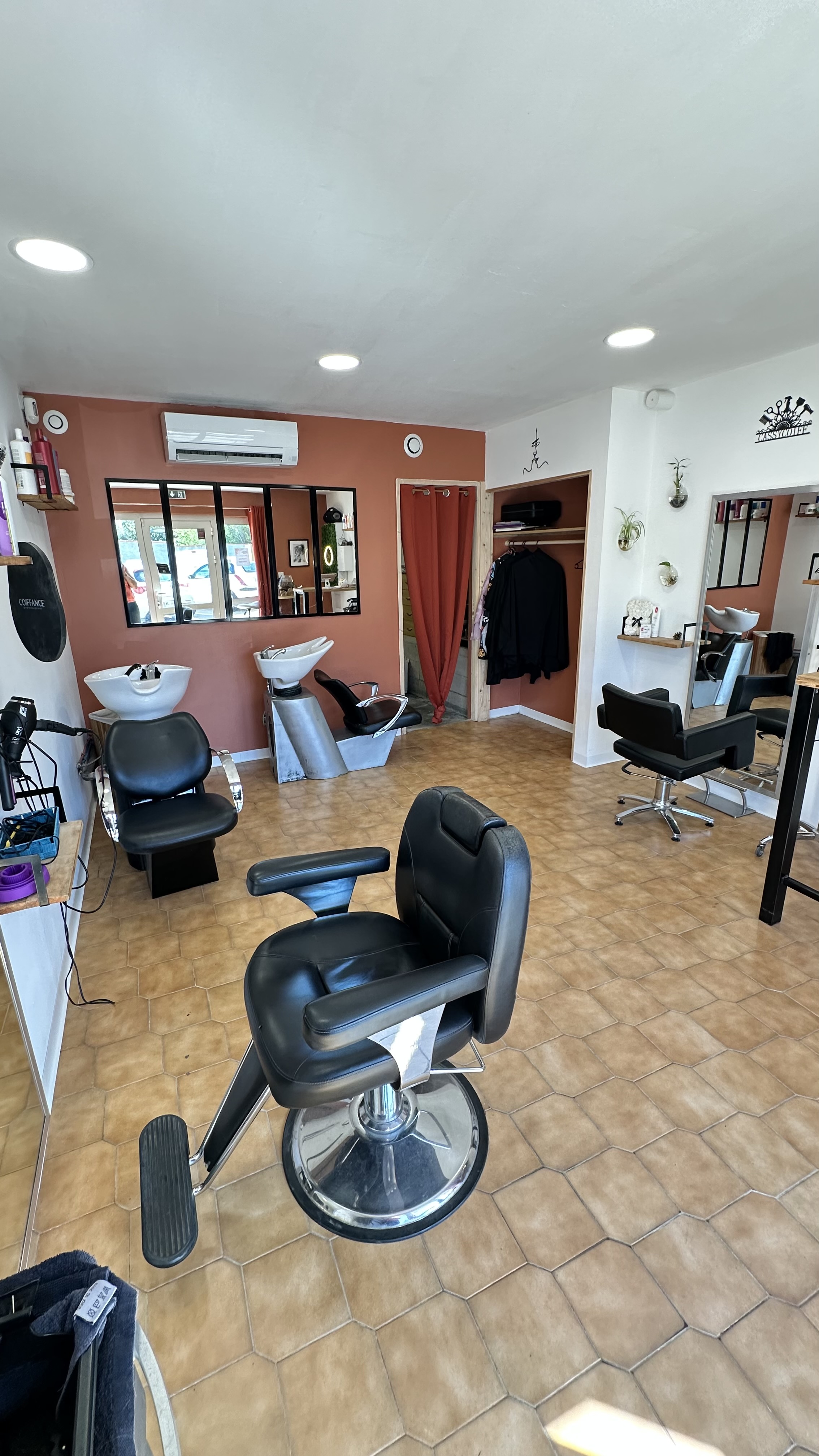 🏢

À vendre – Fonds de commerce salon de coiffure à Estagel (66310)

Opportunité à saisir !
Charmant salon de coiffure idéalement situé à Estagel, dans un secteur calme et agréable, parking juste en face , salon existant depuis plus de 30 ans ,avec une clientèle fidèle.

🔹 Superficie : 32 m²
🔹 Équipement complet : 2 postes de coiffage, 2 bacs à shampooing, mobilier en bon état
🔹 Aucun salarié à reprendre – idéal pour une personne seule ou un duo
🔹 Activité clé en main, aucun travaux à prévoir
🔹 Motif de la vente : déménagement

Salon très bien entretenu, prêt à accueillir votre activité dès le premier jour.

💰 Prix de vente : 30 000 €
📞 Contact : 04 68 29 04 14

Idéal pour un(e) coiffeur(se) souhaitant se lancer ou développer une deuxième activité dans un cadre agréable.