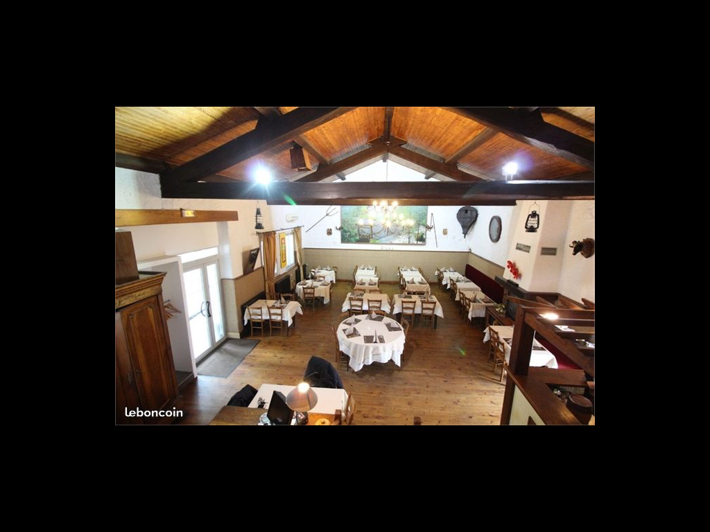 Nous vous proposons à la vente un restaurant dans un cadre rustique et chaleureux et idéalement situé dans une commune de la HAUTE LOIRE. Ce commerce se vend sans fond de commerce, car il y a eu une cessation d'activité pour cause de retraite. Sachant que le restaurant est tout aux normes , avec une entrée pour accessibilité aux personnes à mobilité réduites. Nous laissons  tout le matériel professionnel de très bonne qualité.Le restaurant dispose de 3 salles climatisées ainsi que des dépendances. S'ajoute à ce bien une maison d'habitation de 80 m2. 1 parking privé. Il y a un grand potentiel de travail, soit repas d'affaire ou repas de famille, et passage. C'est un joli village de 3500 habitants avec des commerces, des écoles, une maison médicale, une pharmacie à 450 m.
Nous sommes à 25 km de  st ÉTIENNE, 50 km du  Puy en Velay, 80 km de LYON.
Si vous êtes un amoureux de la cuisine et du contact, alors c'est pour vous.