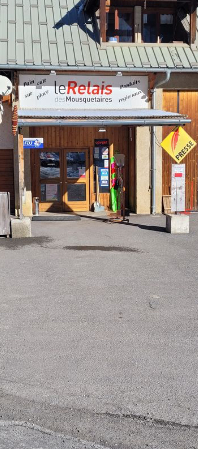 EPICERIE TABAC PRESSE LOTO Belle petite affaire idéale à tenir seul, en station village, très bien située, en face des pistes de ski, sur axe principal avec place de parking. Supérette sous enseigne mais sans contrat. Activités : Alimentation générale, pain cuit sur place, tabac, presse, FDJ, fruits et légumes, souvenirs, produits régionaux, gaz. Clientèle régulière. Parfaite affaire pour une reconversion professionnelle dans un cadre de vie époustouflant. Dossier sur demande