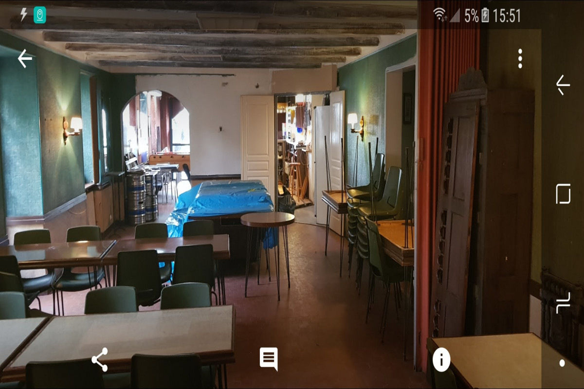 A 15mn de Quimper, au centre d?un beau village végétalisé, riche de ses 1000 habitants et de son patrimoine historique, géré par une mairie dynamique et innovante, ce commerce de café restaurant tabac en activité réduite pour cause de retraite, attend un repreneur pour exploiter ses nombreuses potentialités.constituée d?une pièce principale de 27m2 avec comptoir, salle de restaurant 55m2 (65 places assises), cuisine de 16m2, bureau de 10m2, remise de 12m2, hall d?entrée des parties privatives de l?étage accédant à l?appartement de 80m2 et espace de 30m2 en duplex non aménagé.
En extérieur, un espace jardin de 30m2 avec appentis.
170000 euros négociable, mur et fond.