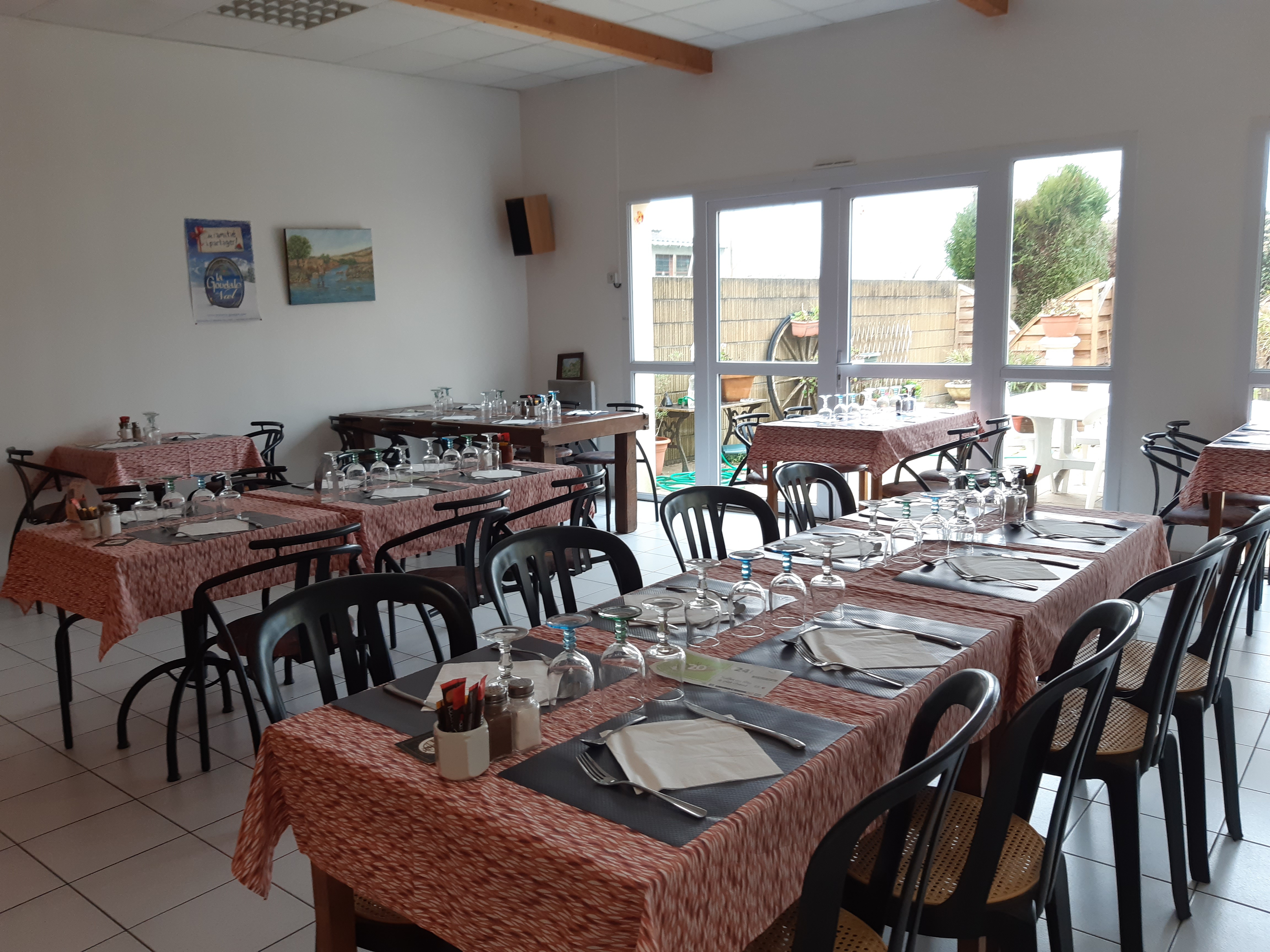 Je vends un fonds de commerce Bar, Tabac, Restaurant dans le monde rural situé à Teillé 44440. Il est situé dans le bourg d'une commune de plus de 1800 habitants.
C'est un village dynamique en plein essor avec ses commerces, une zone artisanale, de nombreux artisans....
Le commerce possède deux terrasses, une devant le bar pouvant accueillir une dizaine de personnes sans problème. La superficie du bar permet d'accueillir une vingtaine de personnes assises autour des tables.
La salle de restauration accueille 60 personnes environ et la terrasse de ce côté augmente la capacité de restauration de 30 personnes, en fonction de son agencement.
La partie cuisine comporte un poste chaud et froid, d'une légumerie, plonge et réserve. 
La mairie est propriétaire de la licence IV. 
L'agrément tabac et de la FDJ sont à mon nom.
Un logement privé se situe au dessus du commerce avec 2 chambres, un bureau, une grande pièce de vie, une cuisine et les sanitaires.
Des travaux sont à prévoir sur le commerce selon les activités que vous mettrez en avant. Il existe plusieurs possibilités de financement que je n'ai pas voulu utiliser pour laisser les enveloppes possibles et la main libre au repreneur. 
Ce commerce a un grand potentiel de développement pour un jeune couple.