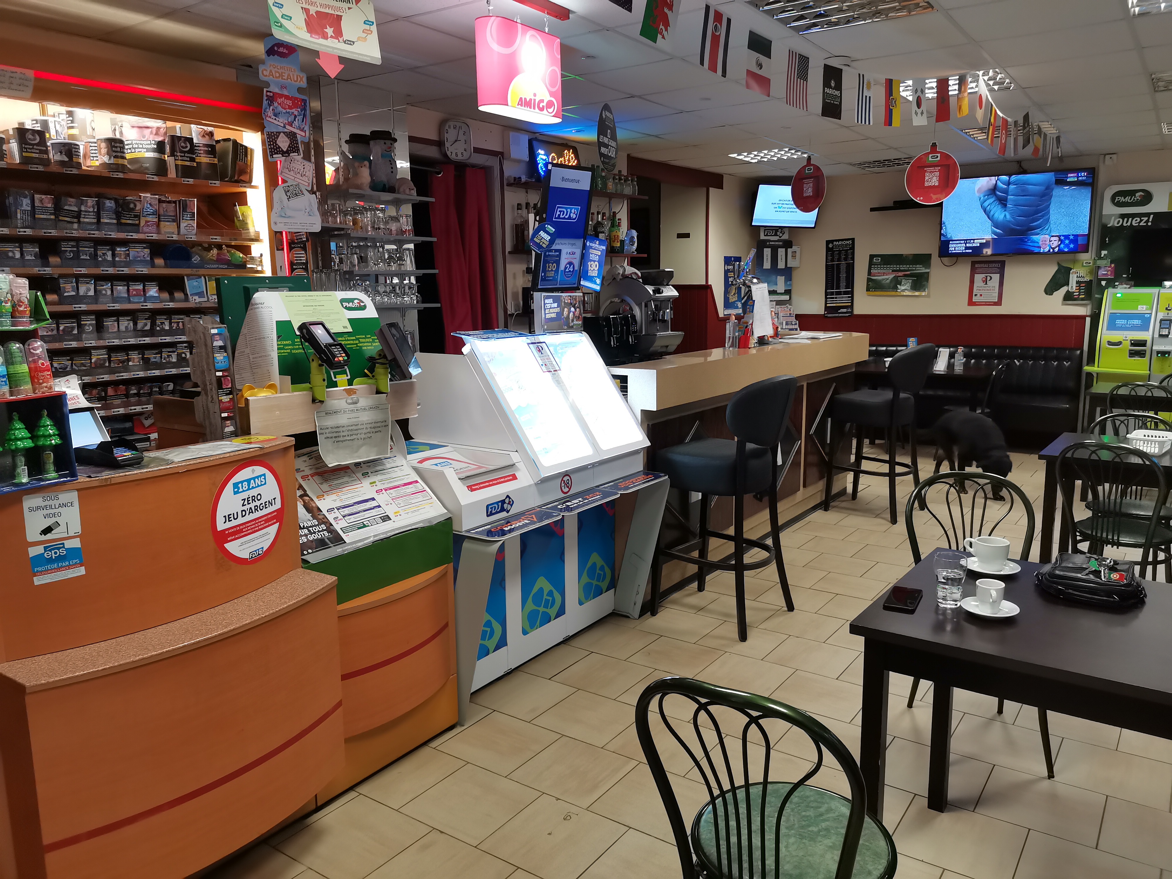 Un fonds de commerce a vendre, bar tabac pmu fdj dans un village de 3000 habitants . tout commerces autour ,2 pharmacie 3 boulangerie 
5 restaurant .....  5 banque , école maternelle , primaire, eu collège.
Bonne chiffres bonne réputation .
restauration a développer. 
Actuellement pas de restauration
Commerce 200m2 plus 200m2 logement au dessus. 
Loyer 2000€ par mois.           Apporte personnel minimum 50000€