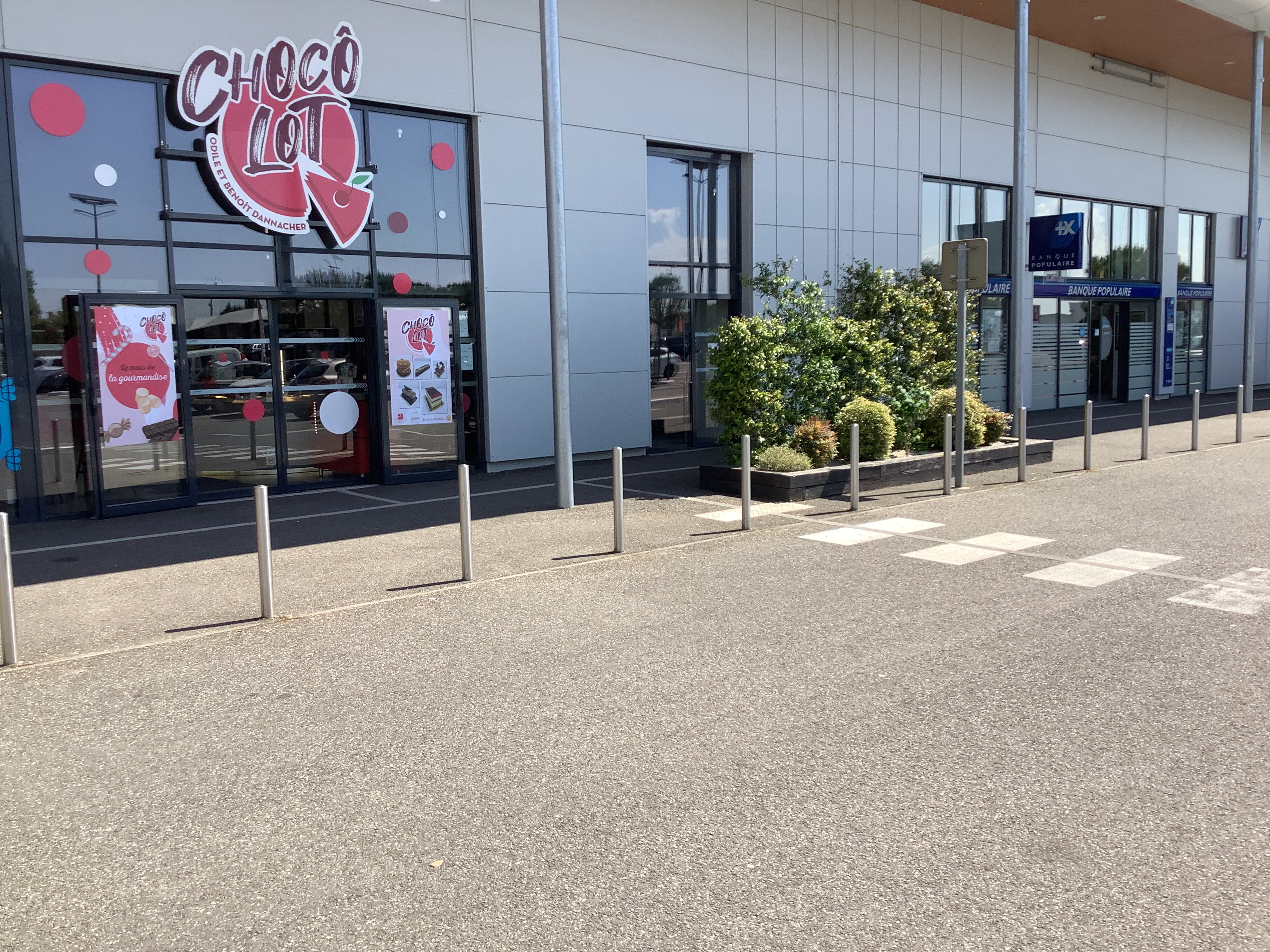 A SAISIR LOCAL COMMERCIAL, PAS DE PORTE à vendre sur le parking d'un magasin Leclerc, zone très touristique l'été. Zone de chalandise 40 000 personnes environ toute l'année. Local de 223 m² ... réalisation en octobre 2020 donc récent.
vente pour changement de projet professionnel.  Environ 600 places de parkings.