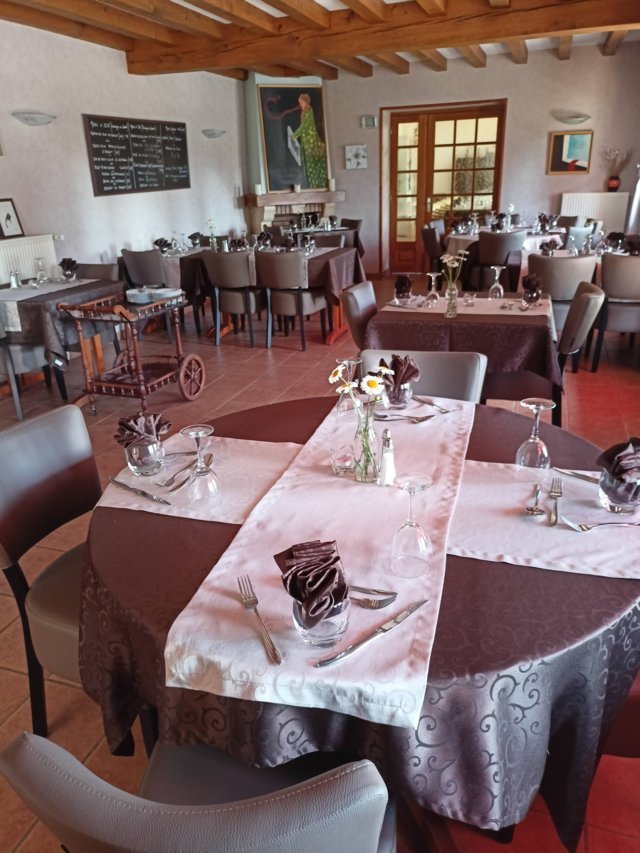 Au centre du département, à 4 km de l’A71 et de l'A79, au cœur du bocage bourbonnais, une commune recherche un gérant (professionnel de la restauration) pour son bar restaurant (bar, 2 salles de restaurant d’environ 25 couverts chacune, cuisines aux normes), terrasse extérieure. 
 Bel établissement prêt à être exploité, tout équipé (petit et gros matériel). 
Aucun investissement à prévoir. 
Licence IV (appartenant à la Commune). 
Maison type Bourbonnaise.

Logement F5 annexé avec jardin.

Montant du loyer (activité) :550€ HT / mois. 
Montant du loyer (logement) :100€ HT / mois. 
Prévoir un fonds de roulement de 15 000 € pour le démarrage de l’activité, la trésorerie…

Locaux libres au 1er août 2026.

Les personnes intéressées peuvent transmettre leurs coordonnées par mail à mairie-blomard@orange.fr