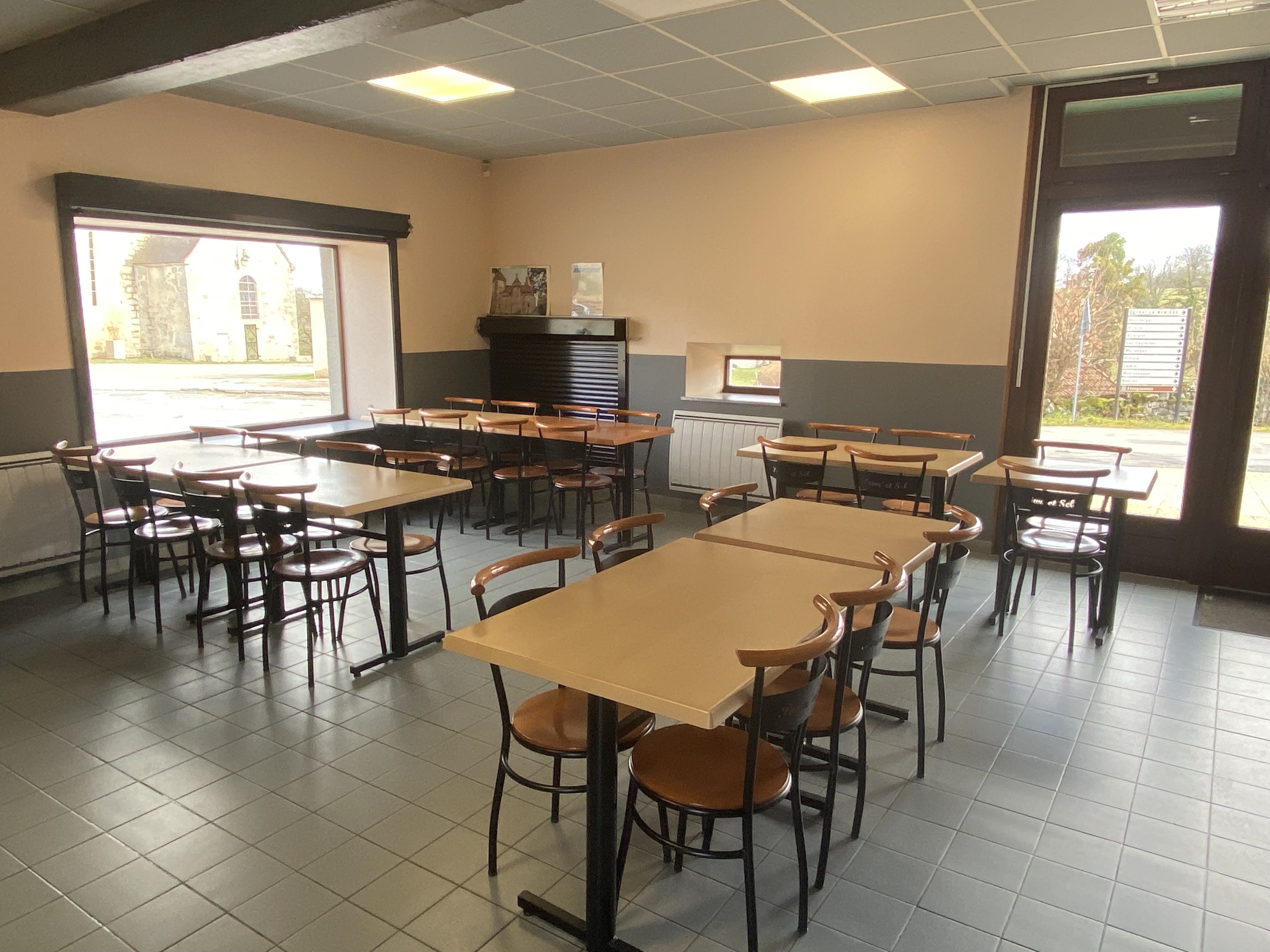 L’annonce :
SAINT-CHABRAIS,  petite commune rurale de 317 habitants,  recherche :
-  un ou une gérant(e) ou un couple de gérants capables de relever Ie défi de reprendre Ie café/restaurant (propriété de la Commune) qui a cessé son activité depuis mi-juin 2023.
La (ou les) personne(s) auront pour mission de recréer et maintenir durablement Ie dernier lien social générationnel et intergénérationnel primordial pour la population, et auquel est très attachée la  Municipalité.

Présentation et historique du restaurant :
En  effet,  il  y a plus de vingt ans,  la Commune a acheté la licence IV et un bâtiment pour y installer Ie café/restaurant et un logement.
Le niveau d’activité (chiffre d’affaires) est important, et il existe un véritable potentiel à développer.
L‘enjeu est donc important pour Ie ou les futur(e)(s) gérants qui devront avoir les qualités suivantes :
- Etre très motivés, dynamiques et volontaires 
- Très sérieux et objectifs 
- Etre conscients des atouts et des limites d’une petite commune rurale creusoise et donc, par conséquent, être capables de s’adapter et de mettre en valeur les qualités de la commune 
- Etre prêts à s’investir pleinement pour que fonctionne et perdure ce commerce, en partenariat avec la Municipalité, et les dynamiques associations communales.
Le CAFE/RESTAURANT est situé sur la place de l’Eglise, au centre du Bourg.
Le bâtiment est bien visible et bien desservi avec deux parkings à proximité. 
II est composé :
- D’une salle de restaurant (pour 40 couverts), cuisine équipée, etc 
-  D‘un bar
-  D’un logement — type 4 - à I’étage
L’ensemble a été entièrement rénové en 2020/2021.
Tarif loyer (établissement + logement) très attractif.
Les offres/activités qui pourraient être proposées :
-	« Menus-ouvriers » en semaine à midi (activité très sollicitée car peu de concurrence dans les environs)
-	Repas semi-gastronomiques Ie soir et les week-ends
-	Repas à thème les week-ends
-	Repas/traiteurs pour personnes privées ou associations communales ou communes voisines 
-	Dépôt-vente du journal la Montagne 
-	Dépôt-vente de pain….
Toutes les idées allant dans ce sens seront les bienvenues …

La commune :
SAINT-CHABRAIS est une petite commune où il fait bon vivre. Sa population a augmenté de plus de 30 habitants au dernier recensement 2022.
La commune de SAINT-CHABRAIS est traversée par plusieurs routes départementales dont la « RD 997 », axe nord/sud très fréquenté. Elle a plusieurs communes limitrophes importantes disposant de tous les services nécessaires à la vie quotidienne et familiale (commerces, médecins, pharmacies, activités sportives...).
Elle est à proximité de la RN 145, (RCEA) - axe Est-Ouest (2x2voies) très passager - .
SAINT-CHABRAIS comprend :
-	Plus d‘une trentaine de hameaux
-	De nombreux chemins de randonnées entretenus
-	Une école primaire d‘une vingtaine d’élèves et regroupée en RPI avec une autre école d’une trentaine d’enfants (RPI Peyrat-la-Nonière/Saint-Chabrais)
-	Quatre associations : Le Foyer Rural, Saint Caprais Gym, les Mille et une Créations, et l’ACCA. Elles organisent annuellement des repas, la fête communale, la fête de la musique, Octobre rose , etc..
Deux collèges se trouvent également à proximité (3 km et 10 km)
La commune est aussi une commune-étape pour diverses courses cyclistes.

Contacts :
-	Mairie de SAINT-CHABRAIS 
              Par mail : communestchabrais@orange.fr
              Par téléphone : 05 55 62 30 56
-	La Chambre de Commerce et d’Industrie (CCI) de la Creuse
             Madame PIRON -  Tél :  05 55 51 96 69