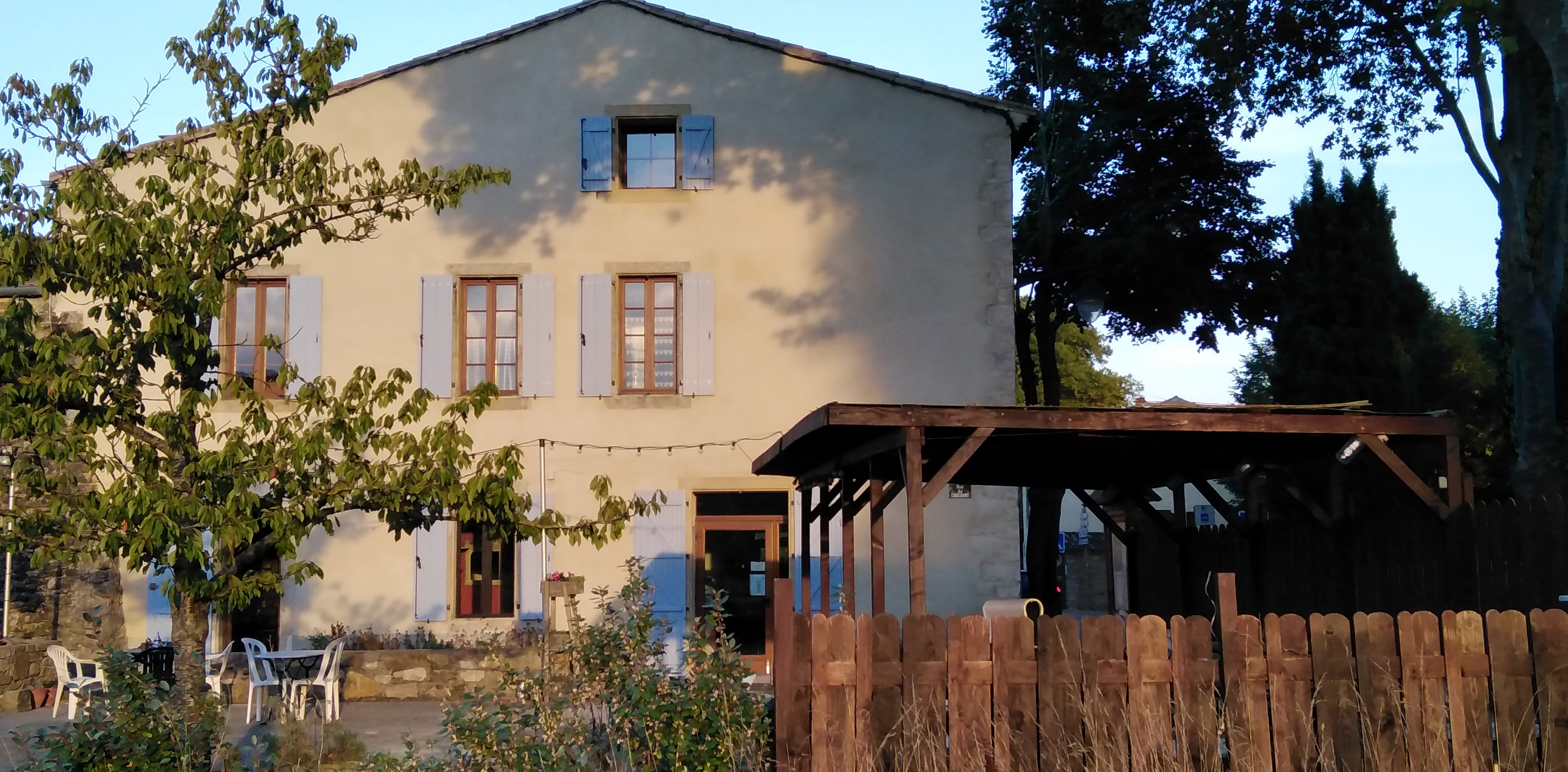 Le Café de Serres (11 190) en Haute-Vallée de l'Aude cherche repreneur-se, pour un nouveau départ !

Au cœur du pays Cathare entre Corbières et Pyrénées, ce secteur touristique offre de nombreuses activités : thermalisme, randonnées, gastronomie occitane et catalane, route des vins, histoire romaine, cathare et templière, spéléologie, escalade, sports en eaux vives, forteresses royales…

Depuis 2009, le Café de Serres a accueilli concerts, spectacles de théâtre ou cabaret, scènes ouvertes, apéro-concerts, conférences, expositions et soirées conviviales ou débats à thème : une cinquantaine d’événements par an, pour une jauge de 70 en intérieur et 150 en terrasse.

Les principales surfaces exploitables sont : la salle café-restaurant avec sa belle cheminée et un espace bar 75 m², la terrasse 120 m², la cuisine professionnelle équipée et fonctionnelle et ses annexes 40 m².
Proche du lac et du château d'Arques, le bien comporte au premier étage un hébergement de 3 chambres qui peuvent être exploitées en chambres d'hôtes pour une capacité de 8 couchages et au deuxième étage un espace privatif de 60 m².

Le site dispose également d'une terrasse ombragée, d’un bel espace de verdure et d’un potager bio avec son accès à la rivière.
La licence IV et le matériel professionnel sont compris dans le prix de vente.

Dans le cas d'une reprise d'activité en programmation artistique, nous pouvons vous accompagner afin de faciliter la reprise.

Idéal pour des personnes en quête de changement professionnel et de grands espaces !