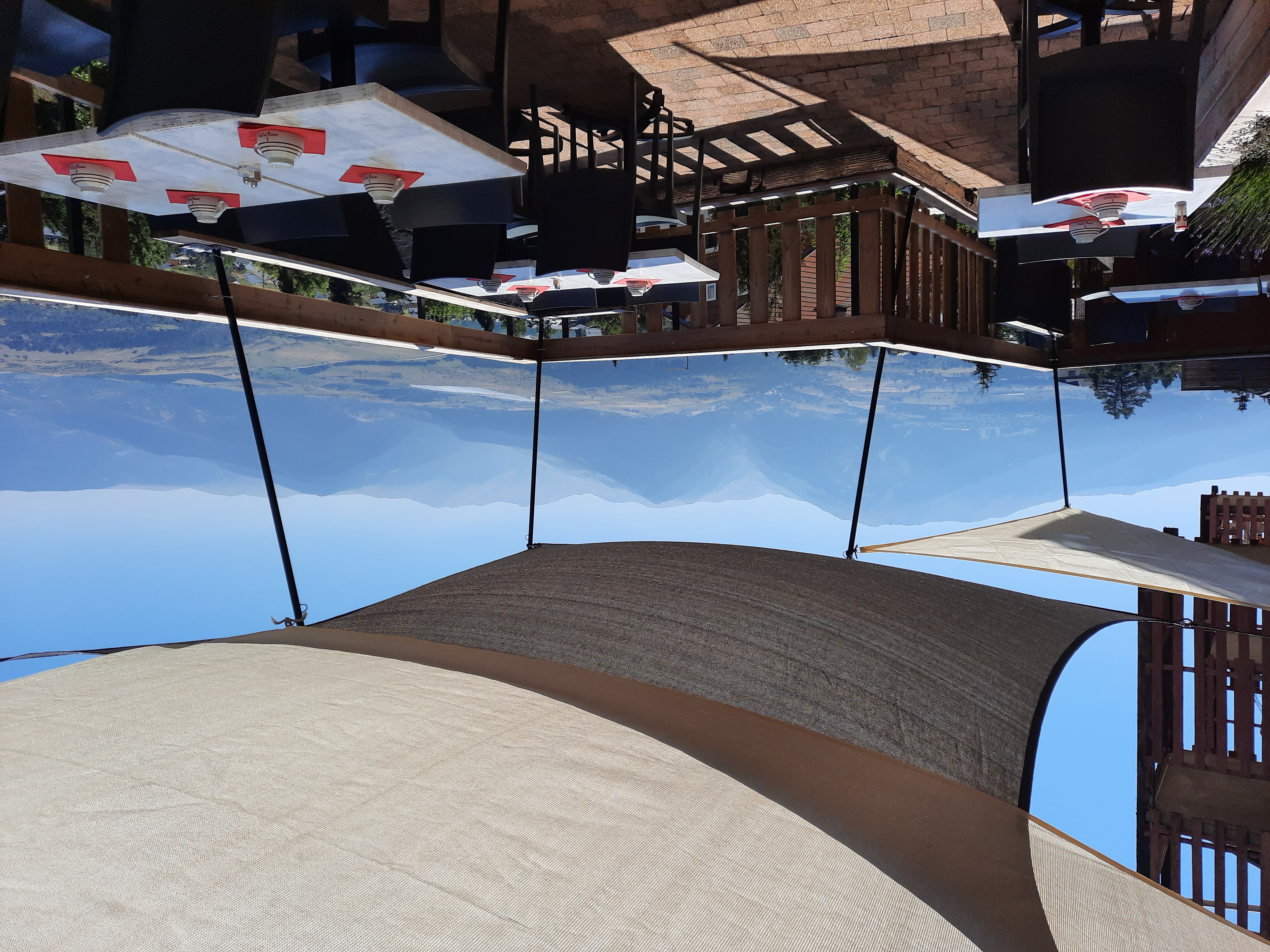 Ses atouts :
Crêperie réputée - Bien notée - Bien située – Terrasse plein sud avec vue panoramique sur toute la Cerdagne - Faible loyer.

Description :
Nous proposons à la vente le fonds de commerce de notre charmante et authentique crêperie bretonne, idéalement située à Font-Romeu-Odeillo-Via dans les Pyrénées-Orientales , station de ski dynamique et très prisée sur 4 saisons située à seulement 200 mètres du centre-ville et des télécabines, sur un axe très passant avec parking clientèle à proximité immédiate.

Affaire idéale pour un couple souhaitant travailler dans un cadre de vie exceptionnel en montagne.

Salle intérieure chaleureuse et cosy de 28 couverts, entièrement rénovée en 2023.
Terrasse plein sud de 25 à 30 couverts avec vue panoramique exceptionnelle sur la Cerdagne.
Établissement bénéficiant d’une clientèle familiale, fidèle, locale et touristique, avec une belle fréquentation été comme hiver.

Cuisine axée sur des produits locaux, de saison et entièrement faits maison.

Nous arrêtons l'activité pour des raisons de santé.

Afin de faciliter la reprise, une formation au métier de crêpier est incluse, avec transmission des recettes et accompagnement pour la prise en main de l’activité et pour votre réussite immédiate.

Informations principales :
Faible loyer : 752 € TTC / mois
Bail commercial : décembre 2022 – 2031
CA et résultats très confortables.

Ouverture 10 mois par an
Fermeture hebdomadaire : dimanche et lundi

Informations pour les acquéreurs :
Une visite de l’établissement, la présentation de votre projet ainsi que des garanties financières seront demandées avant l’envoi des documents confidentiels relatifs à l’entreprise.