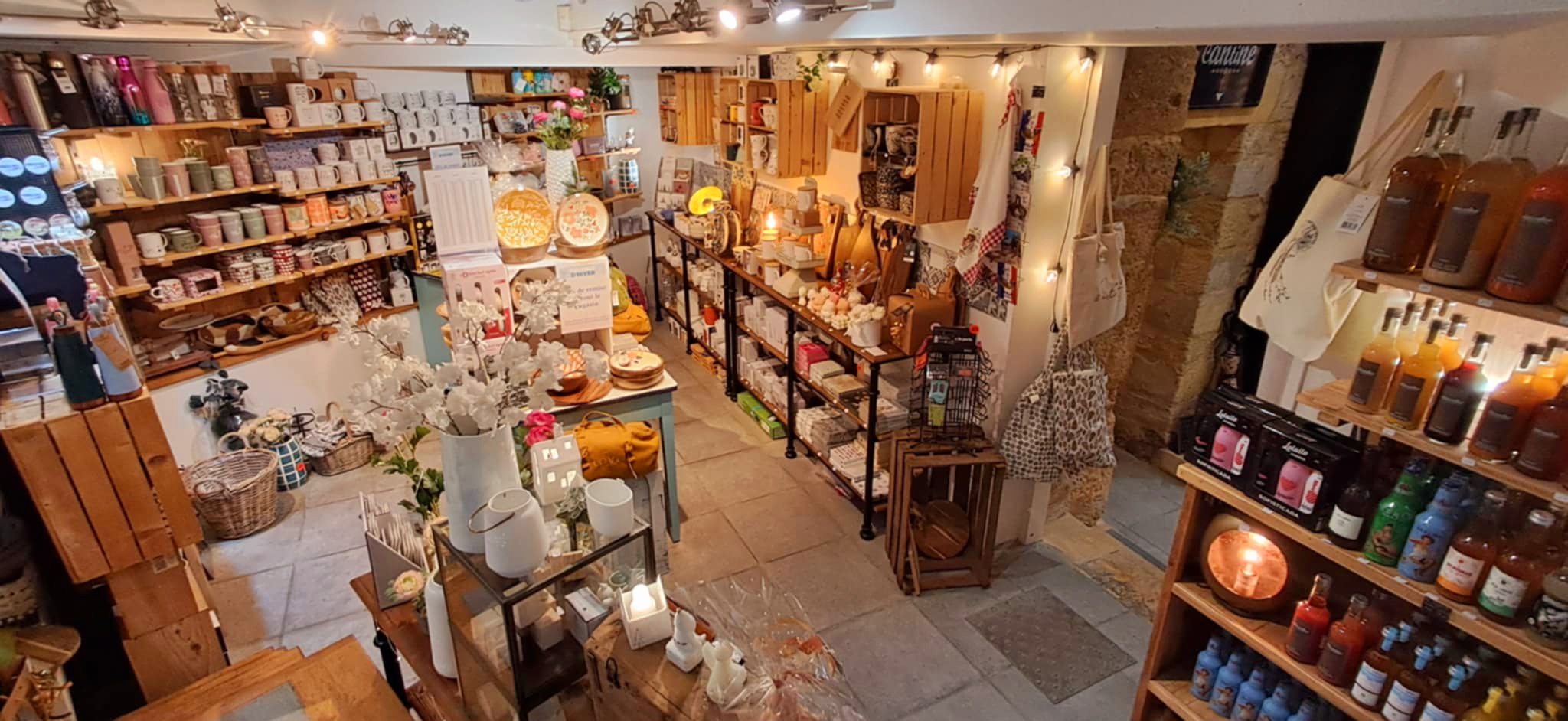 Nichée au cœur du centre historique de Sarlat, capitale du Périgord noir et haut-lieu touristique, cette épicerie fine est reconnue depuis 8 ans pour la qualité et la diversité de ses produits.

Elle propose des produits d'épicerie fine et des produits régionaux, un rayon frais avec des fromages et des charcuteries à la coupe, un espace arts de la table/cadeaux/décoration et même une petite restauration sur place ou à emporter.

Ce commerce bénéficie d'une clientèle locale fidèle et d'un flux touristique régulier avec des pics d'activité lors des périodes de vacances et des fêtes de fin d'année.

Le local, d'une surface de 103m2 au sol (86m2 loi Carrez) a été rénové en 2017 et offre une ambiance chaleureuse et accueillante, parfaitement adaptée à la clientèle.

Le CA 2025 est de 159 000€, les résultats nets sont positifs depuis la création et l'effectif en équivalent temps plein sur une année est de 1,2 personne.

S'installer en Dordogne, c'est aussi choisir un cadre de vie exceptionnel, une qualité de vie reconnue, un environnement naturel préservé ainsi qu'une richesse culturelle et gastronomique.

De plus, le cédant s'engage à offrir un accompagnement complet incluant la transmission du savoir-faire, la prise de contact avec les principaux fournisseurs et un soutien dans les premiers pas du repreneur.