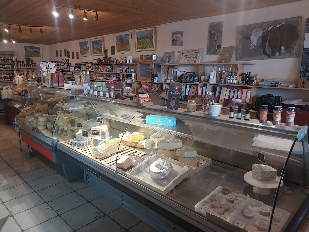 Commerce idéalement situé au sein d'un bourg dynamique, sur axe routier très fréquenté (9.000 véhicules par jour).

Il est proposé, sur 150m2 de surface de vente, une offre très complète de produits, pour la plupart alimentaires, issus de l'agriculture locale et transformés localement (confitures, viandes, charcuteries, farines, conserves, miels, légumes et fruits frais, produits laitiers, fromages, vins, ...).
La majorité des produits sont bios ou le moins traités possible.
Stationnement devant le commerce, gros potentiel de développement.
Le bourg se distingue par une offre commerciale attractive et dynamique.
Possibilité de vente des murs commerciaux en complément du fonds de commerce.
CLASSE ÉNERGIE : D