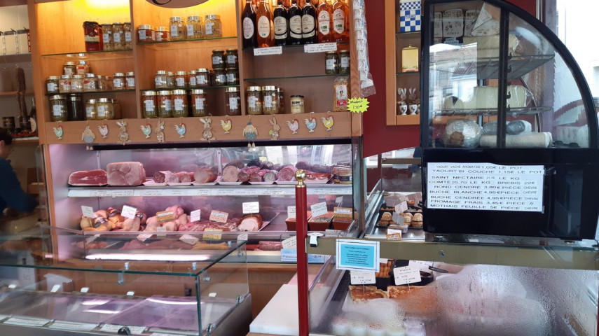 A vendre cause retraite, commerce de boucherie charcuterie en centre ville d'une commune rurale de plus de 2000 habitants. Avec pharmacies, médecins, dentistes, podologue, école maternelle, primaire, collège, boulangeries, pâtisseries, bureau de tabac, buraliste, fleuriste, bar, café restaurant coiffeuses, vente de textiles femme, opticiens.  Emplacement idéal, parking à moins de 50 mètres facilement accessible. Clientèle fidèle depuis 20 ans. Prix de vente
110000€ matériel compris. Loyer mensuel 600€ 
CA stable depuis de nombreuses années. Disponible de suite, idéale pour un couple. Logement  habitable à l'étage. Possibilité d'acquisition des murs  en option.