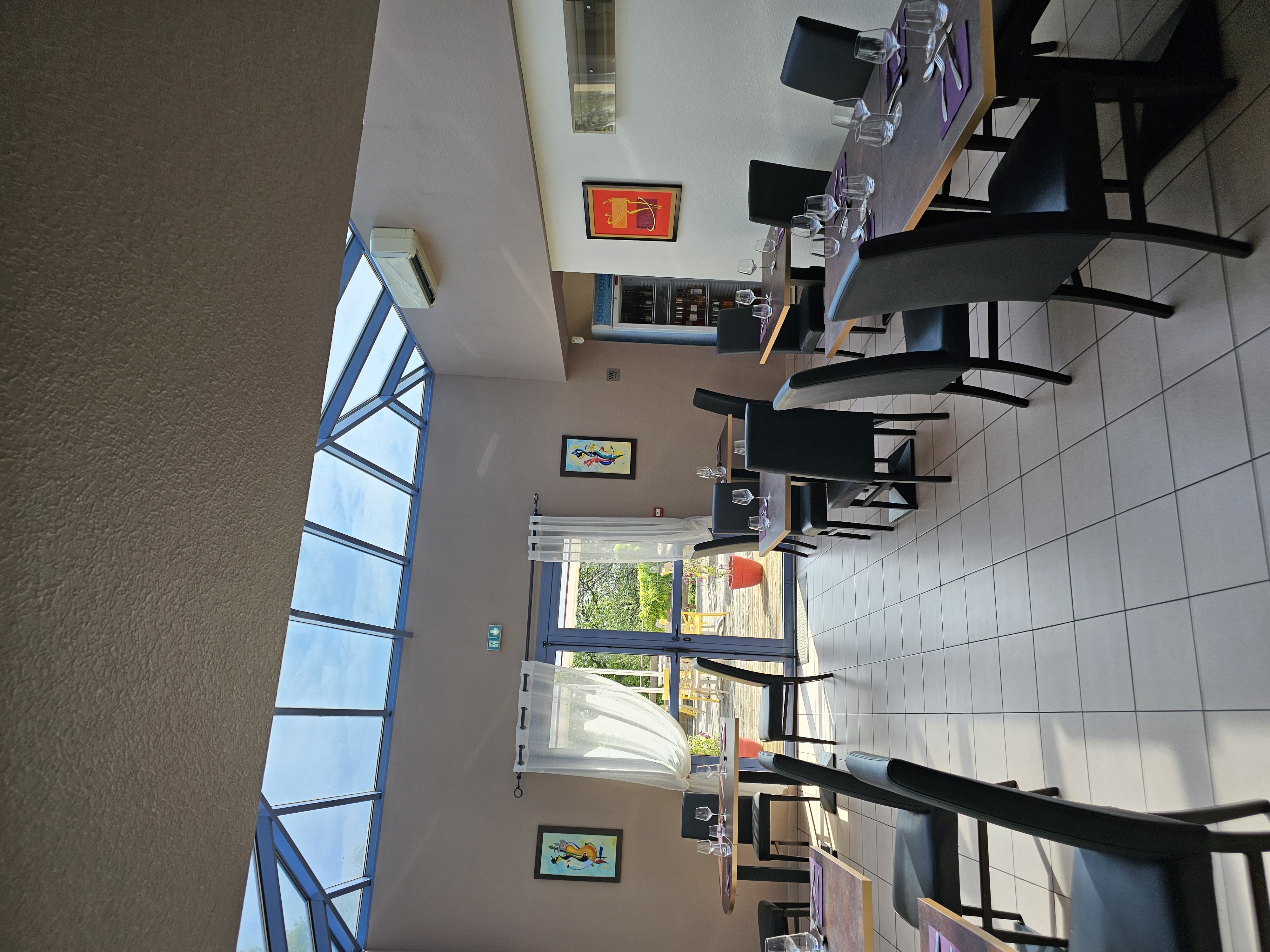 Bar restaurant à vendre pour cause retraite 
Murs et fond 
Rien à refaire opérationnel tout de suite 
Très lumineux Magnifique terrasse 
Capacité 42 couverts en salle et 56 extérieurs