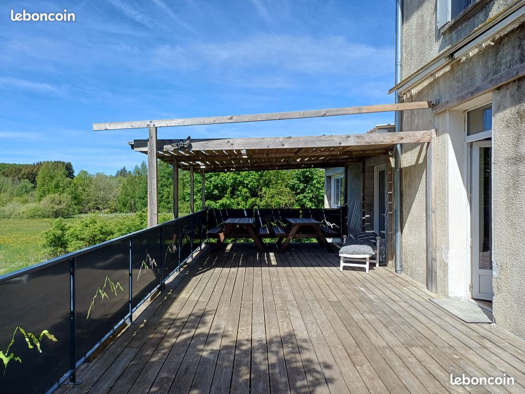 A vendre à st Agrève grand local commercial d'environ 180 m2 situé sur un axe passant stratégique à Saint-Agrève, surement un des meilleurs emplacement d'Ardèche à un croisement de deux routes venant du sud avec plus de 1000 véhicules/jour ! ce bien offre une visibilité optimale pour une activité professionnelle grâce à ses belles salles d'exposition en rez-de-chaussée avec boiseries au sol.
Idéal pour un restaurant/ bar/snack/ magasin de producteurs/ brocante.... actuellement exploité en boutique d'antiquités/ brocante
A noter la belle véranda de 30m2 et la grande terrasse de 52 m2 avec vue sur le lac de Véron, le tout au niveau du commerce et sur une parcelle de 1400 m2 idéale pour un parking ou un jardin.
Vous aurez aussi un parking privé de 6 places le long de la route.
Le tout est complété par un sous-sol (avec sanitaires dédiés au personnel et garages) de 200 m², un grand appartement en duplex à l'étage développant environ 170 m² habitables.
L'ensemble bénéficie d'une couverture neuve en tuiles (2026) de gouttières neuves, de menuiseries en double vitrage et d'un système de chauffage central aux granulés de bois remis à neuf.
Cette bâtisse, à 5 mn à pied du village, possède également tout le potentiel requis, pour être transformée en une grande maison familiale à 2 pas du centre du village ou pour un projet locatif.
A l'étage une superbe pièce de vie de 60 m2 vous attends pour vous reposer de votre journée avec une triple baie vitrée avec vue magnifique sur le lac, la forêt et le village au loin, superbe !
plus de photos sur simple demande