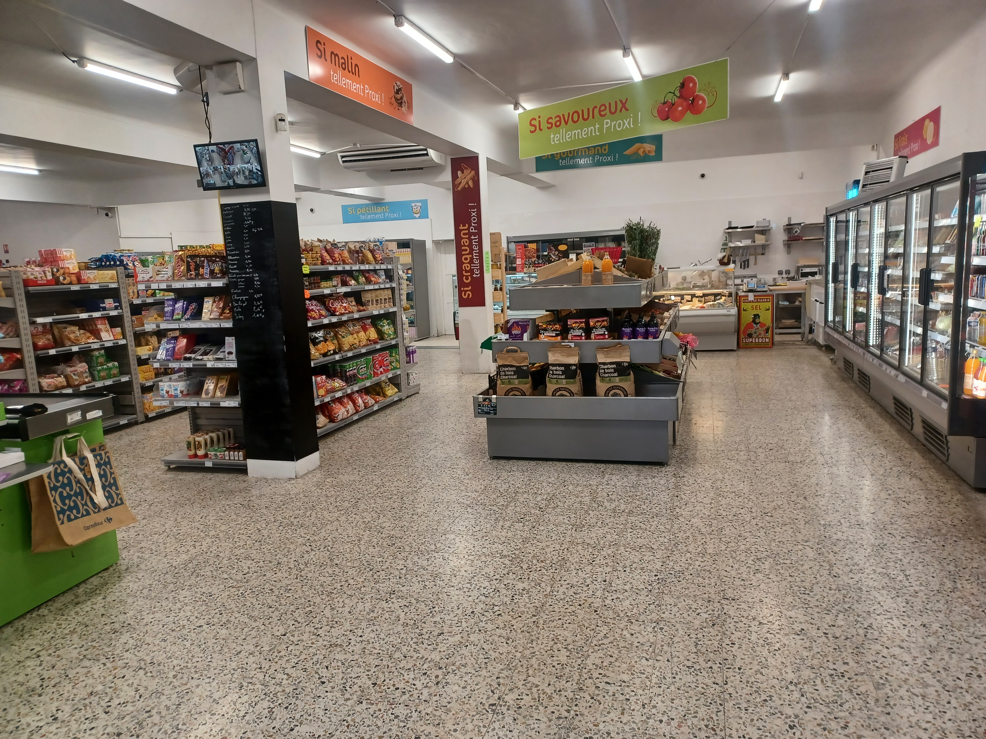 épicerie de village a fort potentiel

surface de vente 250 m2 , complètement équipez

une réserve de 100m2 , avec chambre froide positive et une négative
presse a carton , réserve sec

a l étage une surface de 200m2 non exploitez 

extérieur un parking privée de 9 places

CA en augmentation
loyer 3200 ht

120000e hors stock