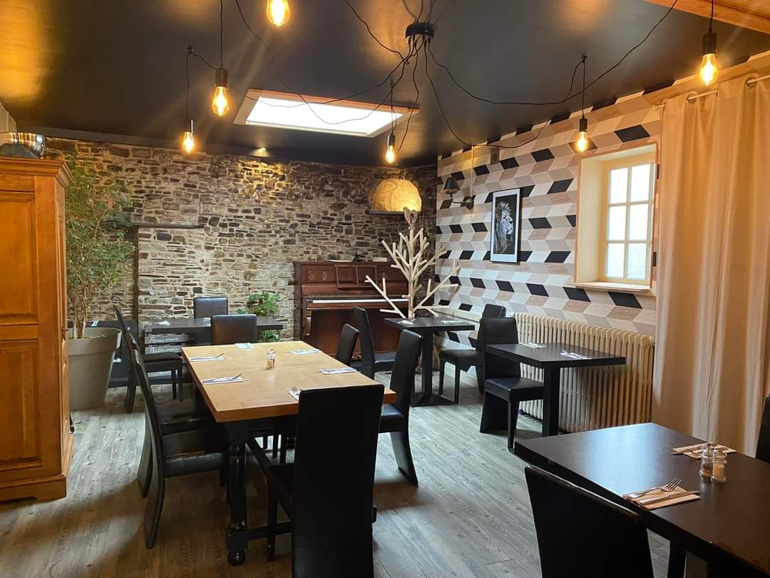 Restaurant plein centre sur petite commune dynamique proche de Rennes,avec toutes les commodités ainsi qu'ecole et collège.
Restauration traditionnelle d'environ 50 couverts, belle terrasse de 18 places, ouvert du lundi au samedi midi et juste vendredi soir.
Beau potentiel, marge de progression.
A l'étage un appartement de plus de 160m2 sur deux etages, belle terrasse de 45m2.

Page Google maps disponible et actualisé régulièrement pour plus de détails.

 A vendre fond et murs, indissociable du logement
260000€ttc 

Curieux s'abstenir svp