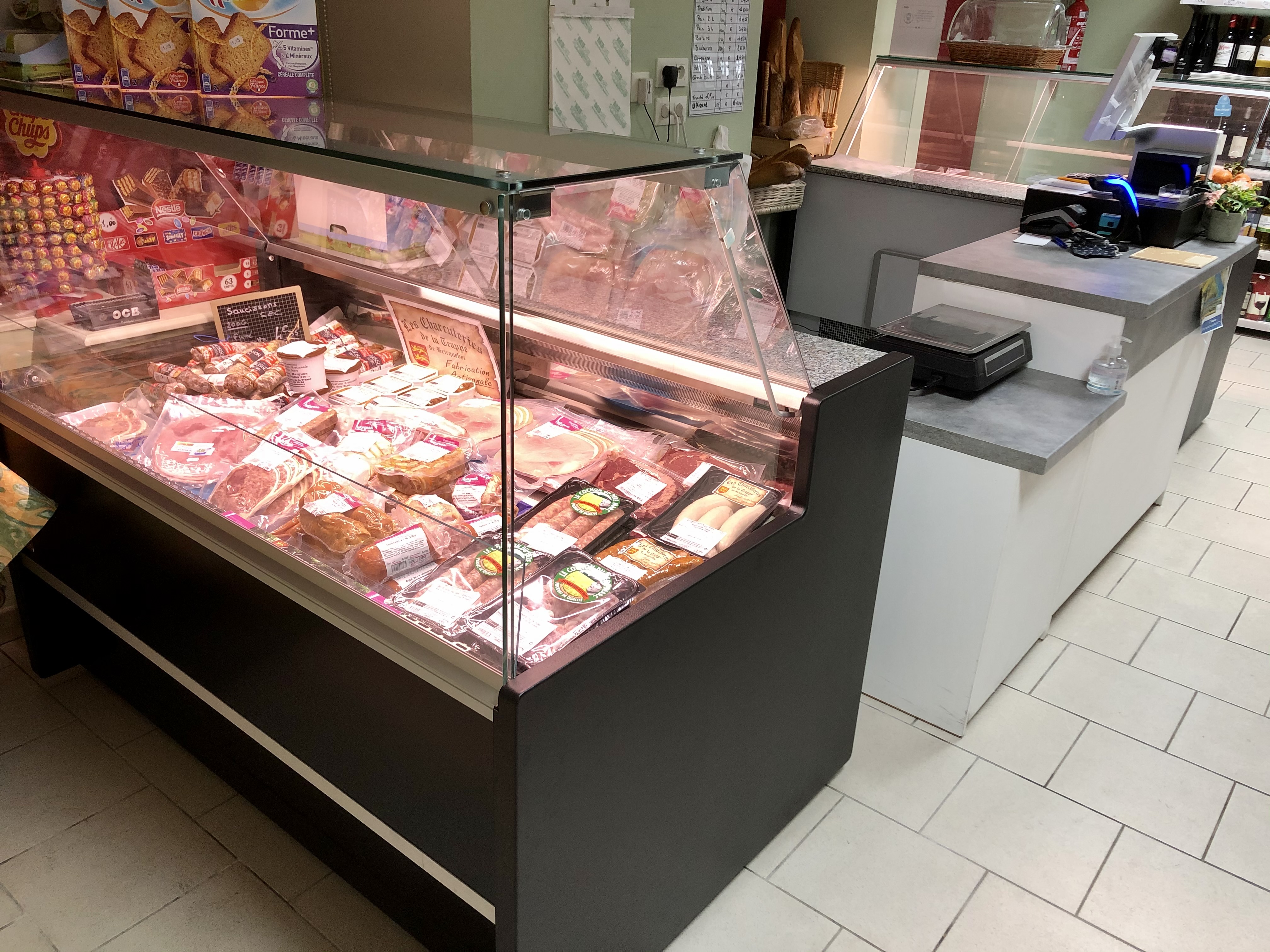 Comme tous les 5 ans, après avoir repris et remonté cette épicerie et bar, j’envisage d’aller dans une autre région pour faire la même chose et c’est pour cette raison que je mets en vente ce fond créé en 2020. 
Pour l’épicerie un rayon frais avec plusieurs vitrines : poisson, viande, charcuterie, crémerie … également rayon fruits et légumes, dépôt de pain, conserves, cave. Également relais chronopost colissimo et DPD, pizzas Augusto et plus encore. 
Et pour le bar, plusieurs tireuses à bière ( appartenant au fournisseur bar ) terrasse extérieur et intérieur idéal pour concerts, repas festifs … 
Grand logement avec 3 chambres, salon 
Fdc à vendre avec une grande partie du matériel nécessaire pour ouvrir 
Loyer raisonnable pour l’ensemble ( bâtiment municipal ) bail allant jusqu’en 2029